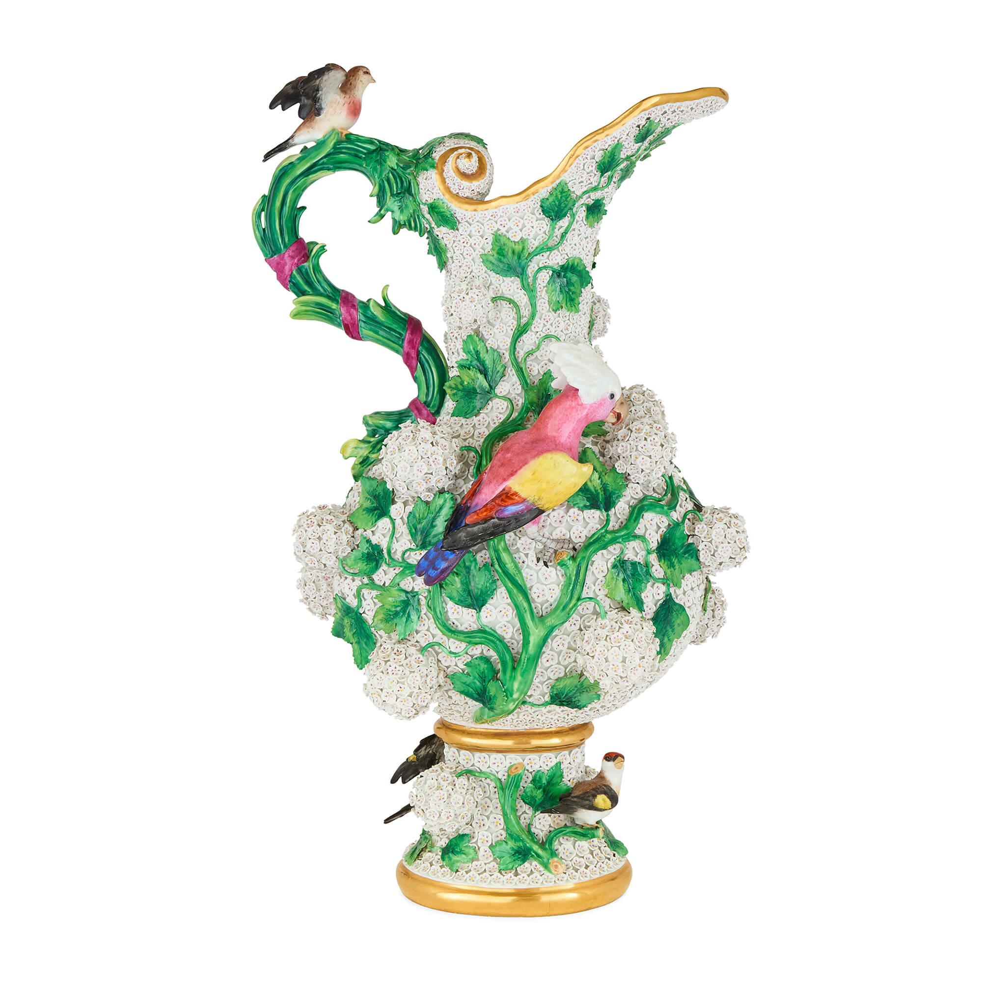 Rococò Grande bicchiere antico in porcellana di Meissen Porcelain in vendita