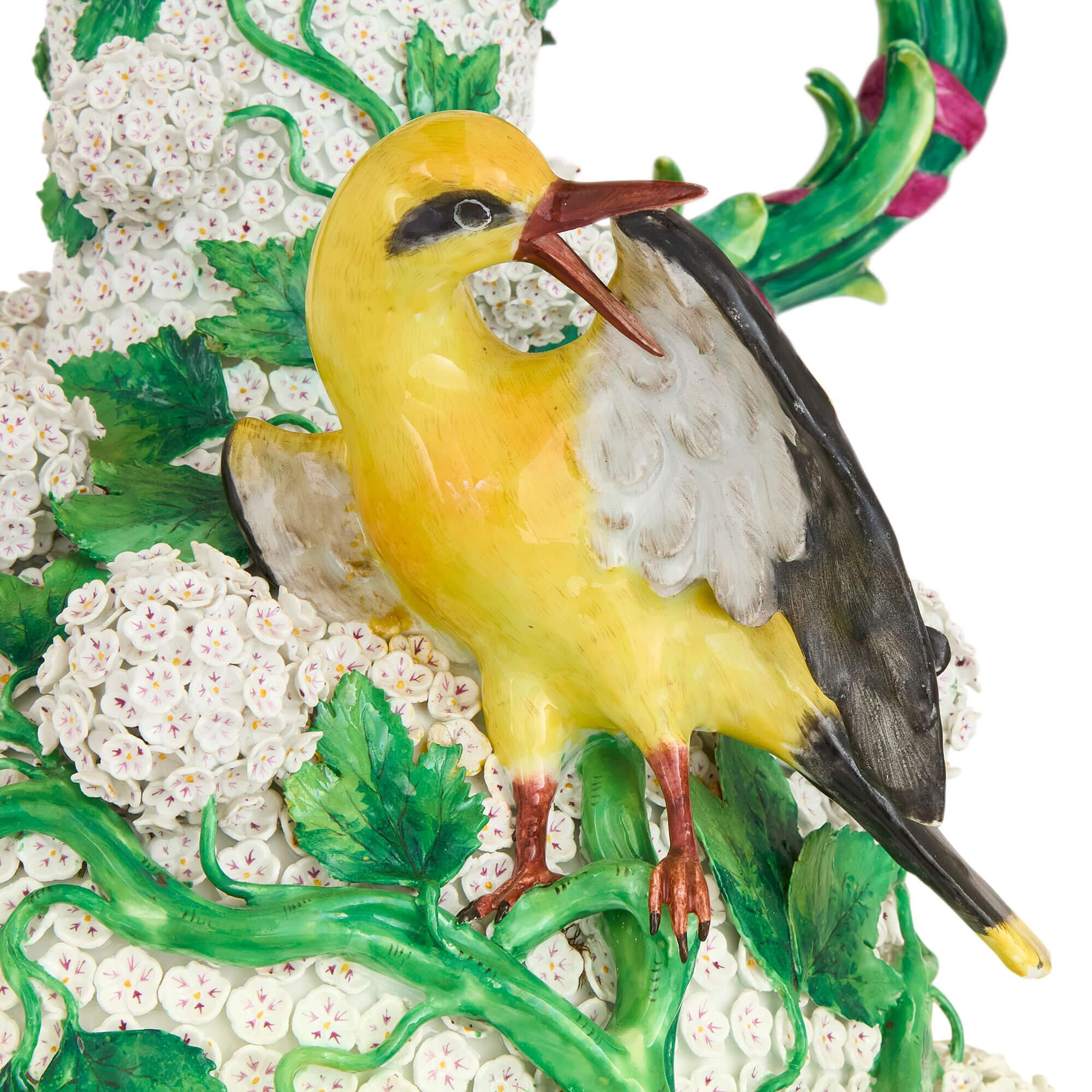 XIX secolo Grande bicchiere antico in porcellana di Meissen Porcelain in vendita