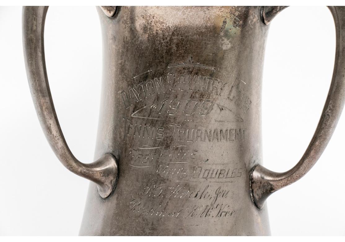 Grand trophée de tennis ancien en étain de présentation 1909 Bon état - En vente à Bridgeport, CT