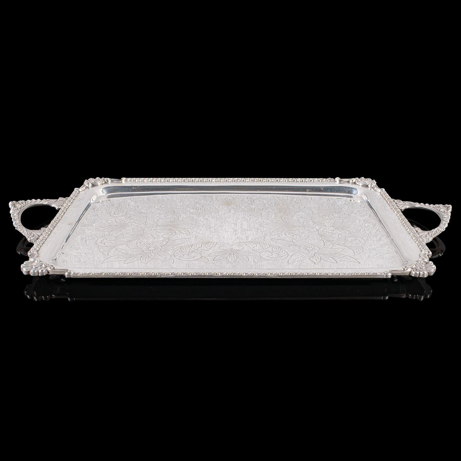 
Il s'agit d'un grand plateau de présentation antique. Un plat de service égyptien en argent plaqué pour le thé de l'après-midi dans le goût Art nouveau, datant de la fin de la période victorienne, vers 1900.

Plateau de grande taille avec un charme