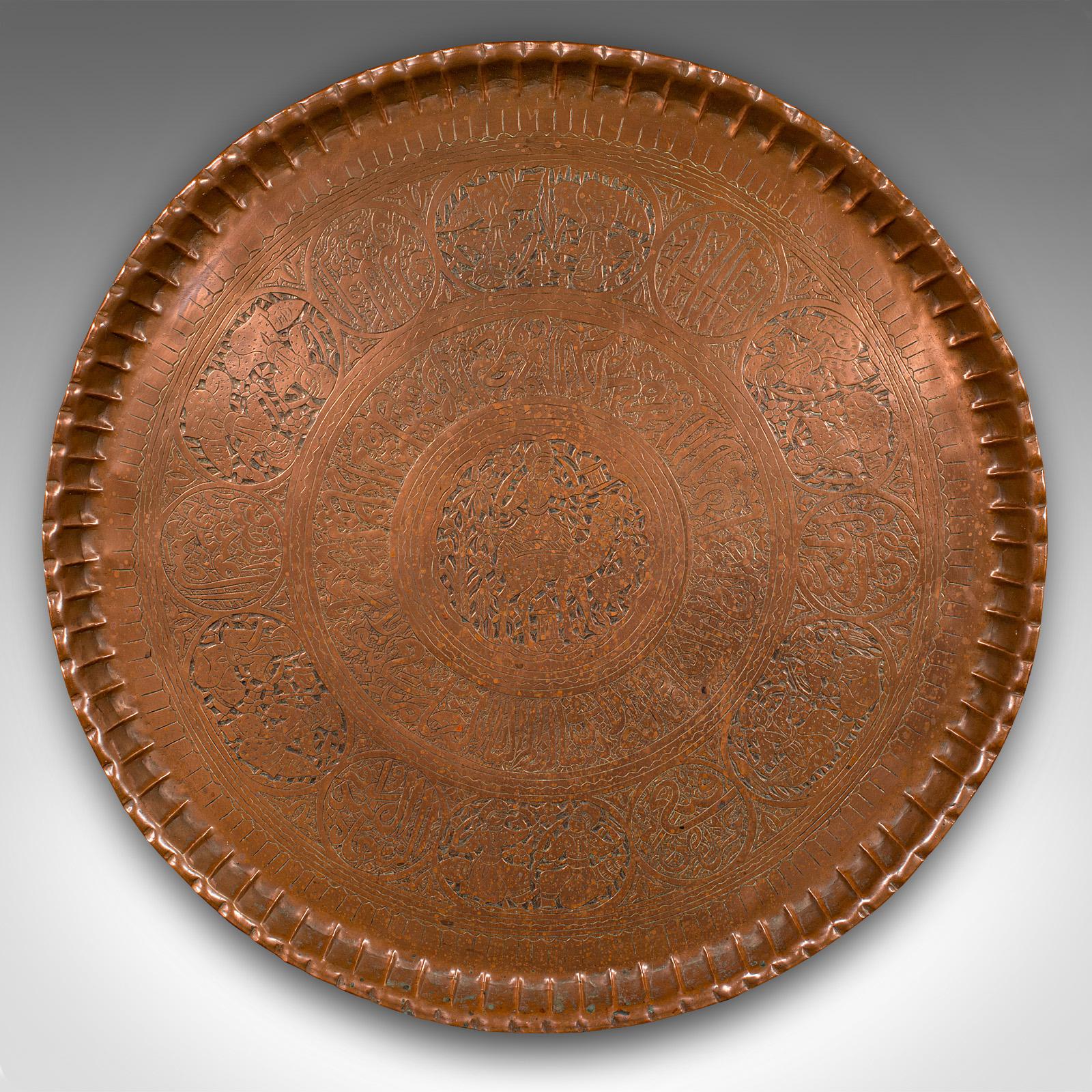 Dies ist eine bemerkenswerte frühe viktorianische Zeit Wand Ladegerät, zeigt exquisite persische Handwerkskunst, circa 1850. Dieses große antike, dekorative Präsentationstablett besticht durch aufwändige Gravuren und warme
