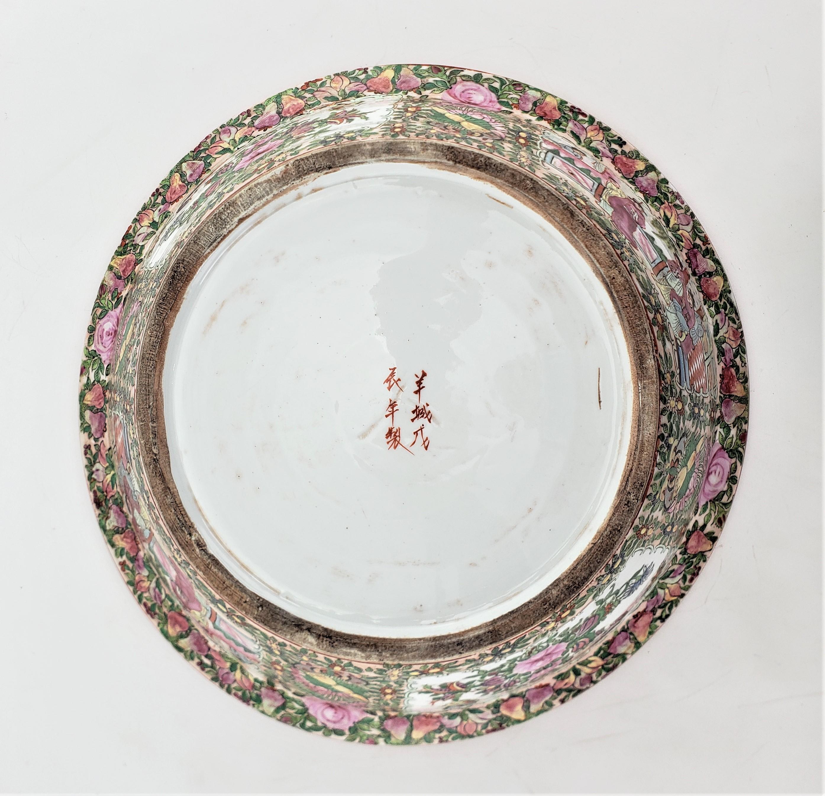 Große große antike Famille Rose Schale oder Untertasse aus der Qing-Dynastie, aufwendig handbemalt im Angebot 4