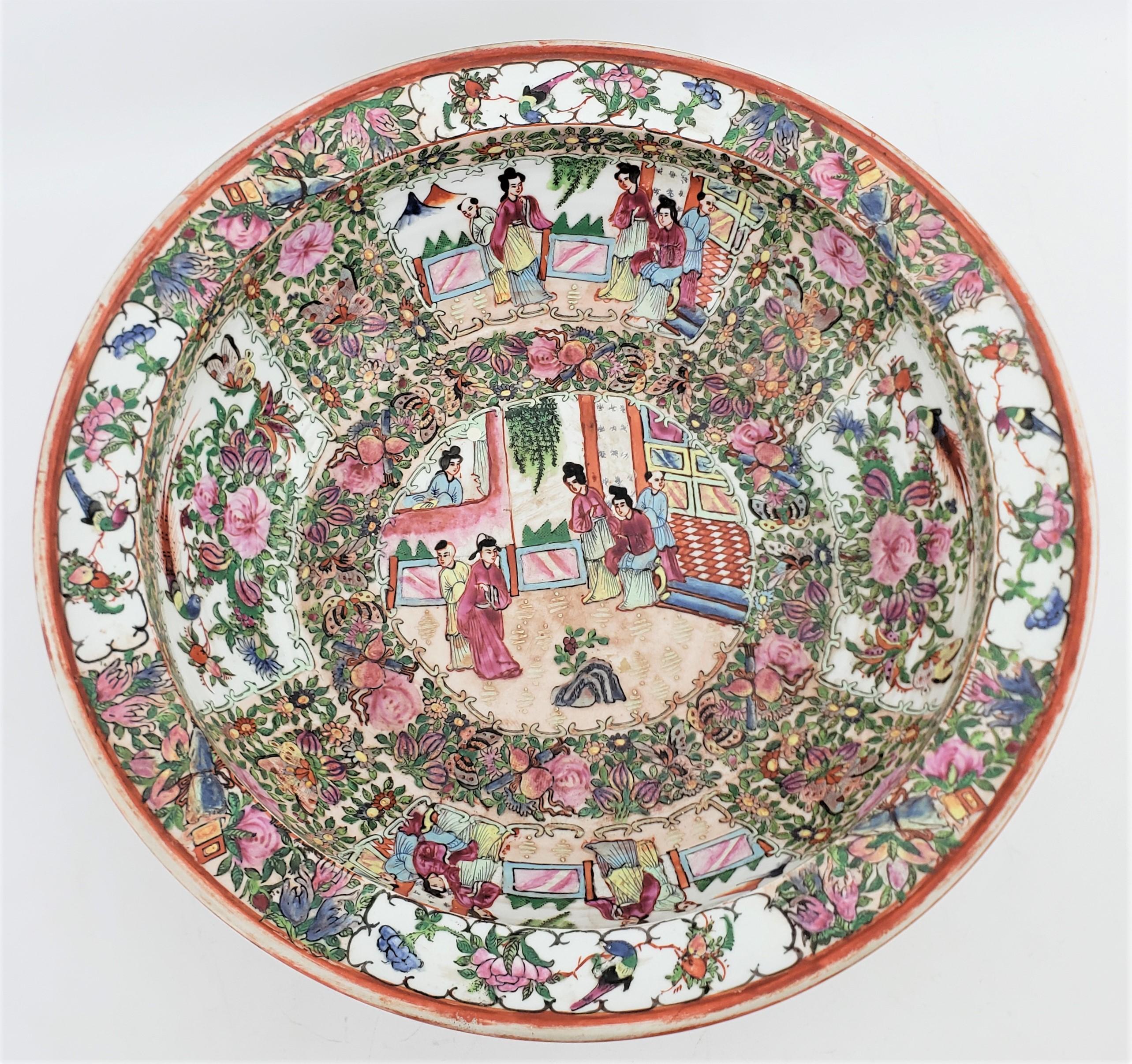 Große große antike Famille Rose Schale oder Untertasse aus der Qing-Dynastie, aufwendig handbemalt (Chinesischer Export) im Angebot