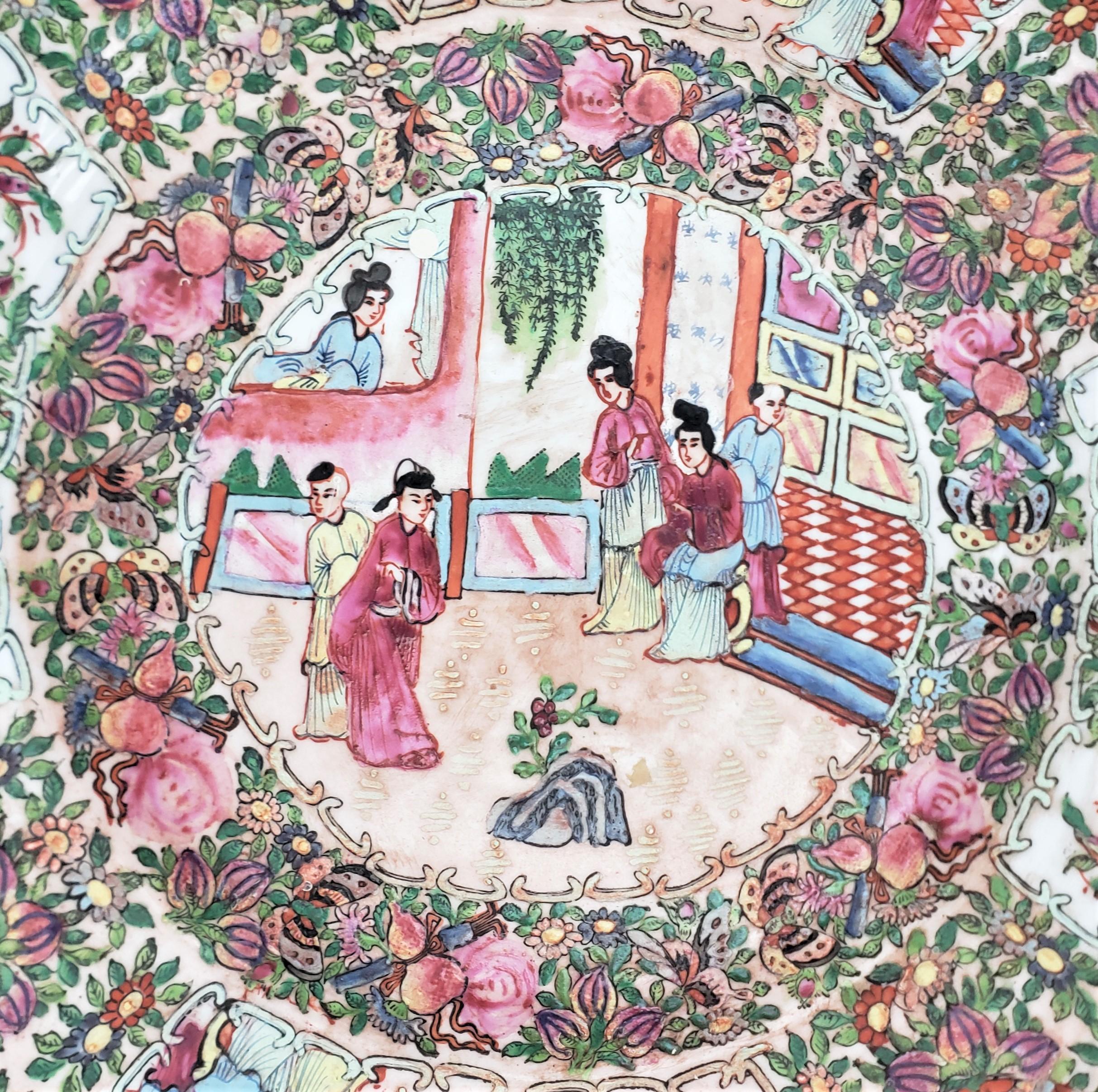 Große große antike Famille Rose Schale oder Untertasse aus der Qing-Dynastie, aufwendig handbemalt (Chinesisch) im Angebot