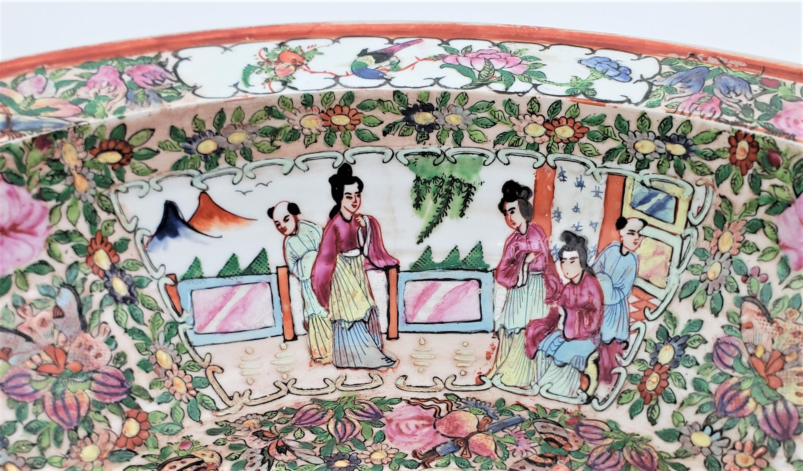 Große große antike Famille Rose Schale oder Untertasse aus der Qing-Dynastie, aufwendig handbemalt im Zustand „Gut“ im Angebot in Hamilton, Ontario