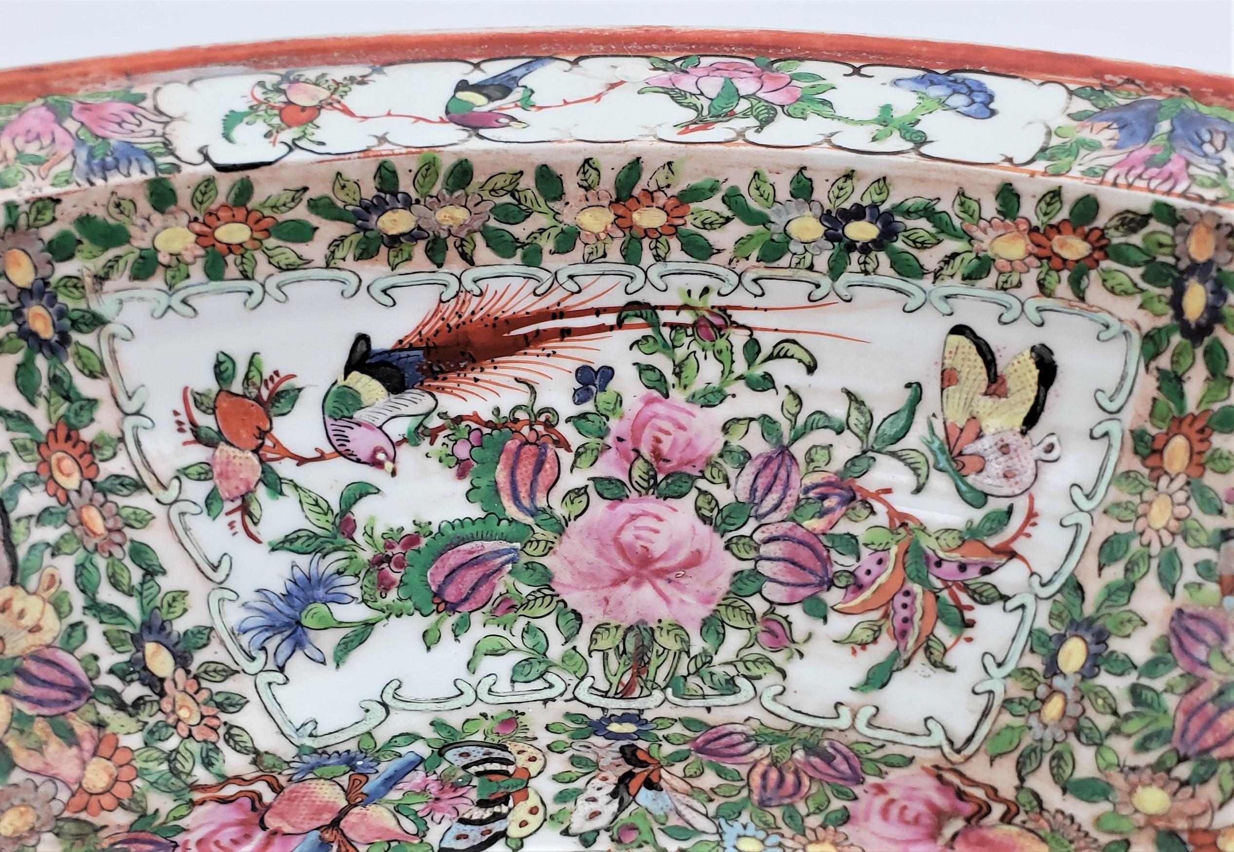 Große große antike Famille Rose Schale oder Untertasse aus der Qing-Dynastie, aufwendig handbemalt (20. Jahrhundert) im Angebot