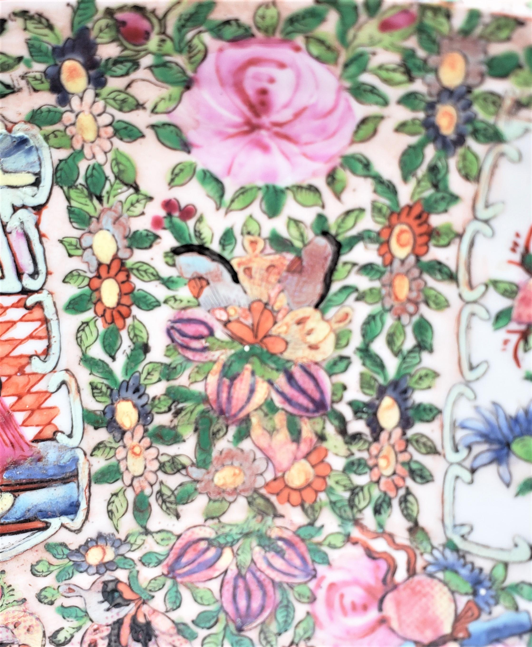 Große große antike Famille Rose Schale oder Untertasse aus der Qing-Dynastie, aufwendig handbemalt (Töpferwaren) im Angebot