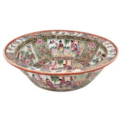 Grand bol ou bassin ancien de la dynastie Qing Famille Rose peint à la main de manière élaborée