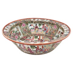 Grande ciotola o bacino antico della dinastia Qing Famille Rose dipinto a mano in modo elaborato