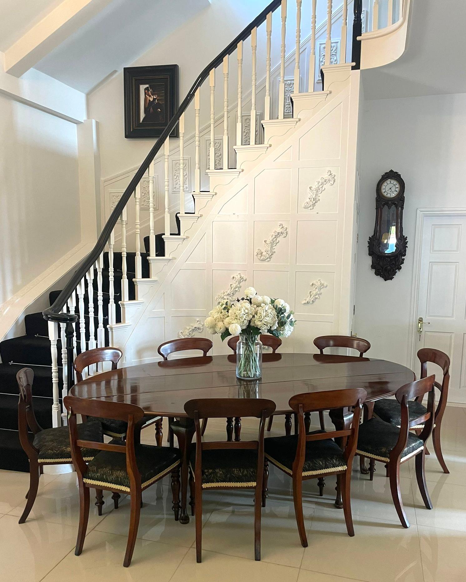 Large Antique quality figured mahogany Irish wake/dining table having a large quality figured mahogany top with two oval drop leaves supported by eight tapering turned legs with pad feet

A very handsome example of fabulous proportions boasting a