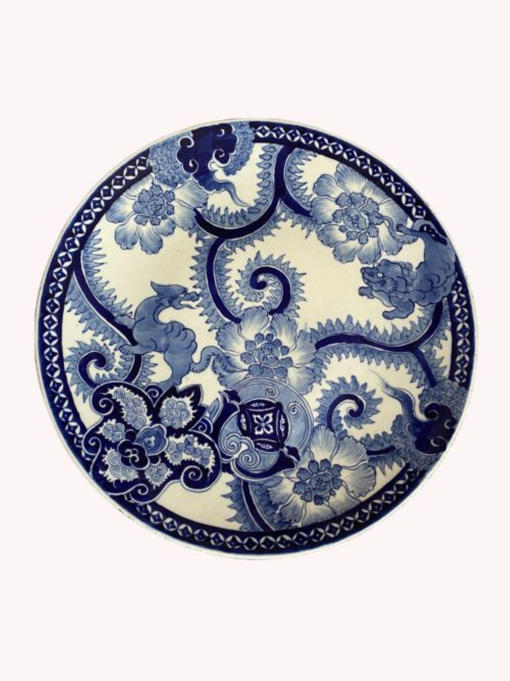 Large Antique Quality Japanese Blue & White Imari Plate In Good Condition For Sale In Ipswich, GB