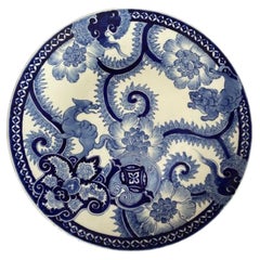 Großer japanischer blau-weißer Imari-Teller in antiker Qualität