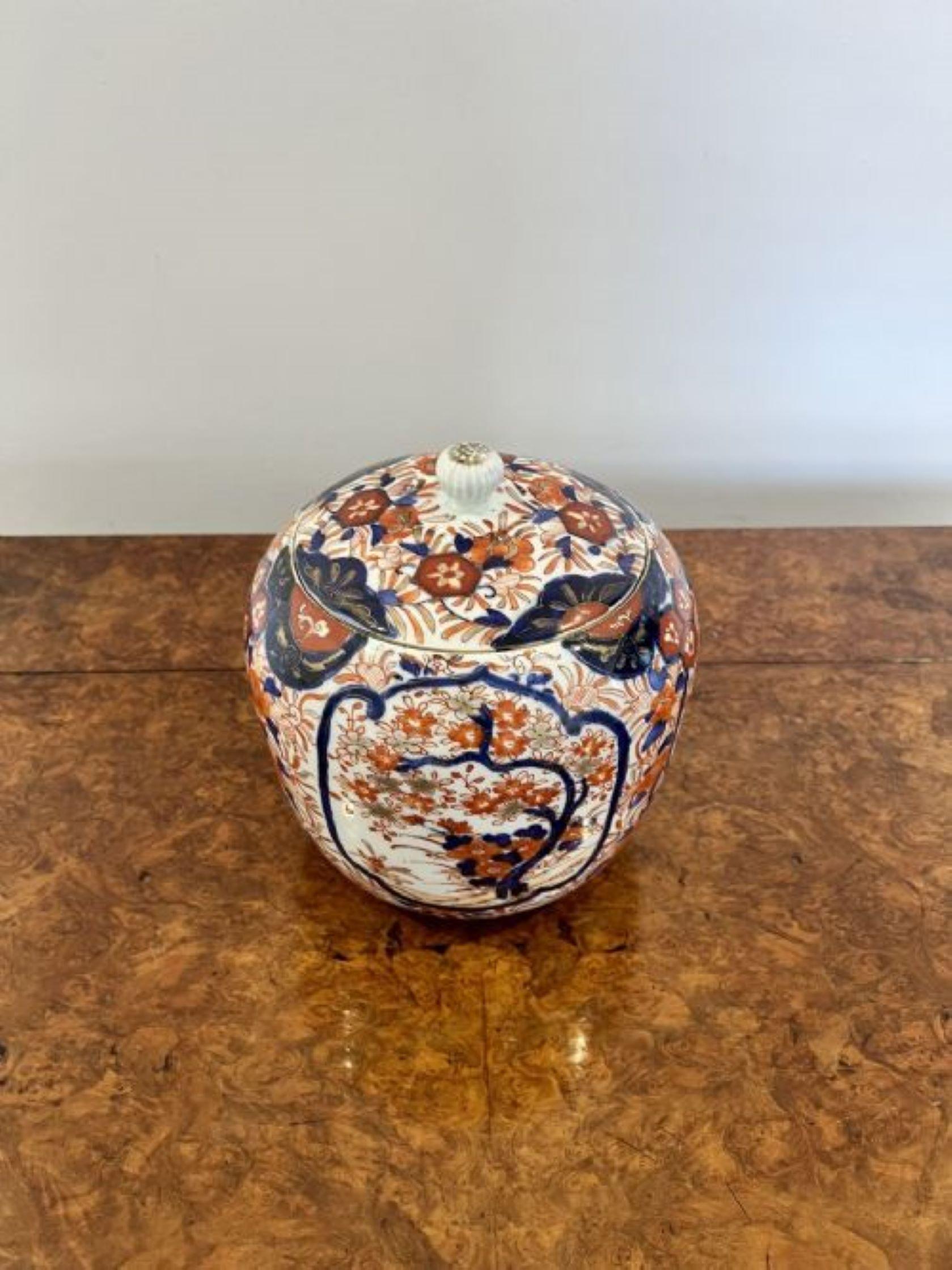 Céramique Grand pot à gingembre japonais à couvercle imari de qualité ancienne  en vente