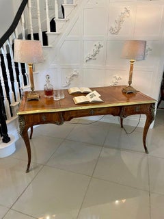 Grand bureau Plat-Desk de qualité en bois de violette orné de bronze doré pour partenaires