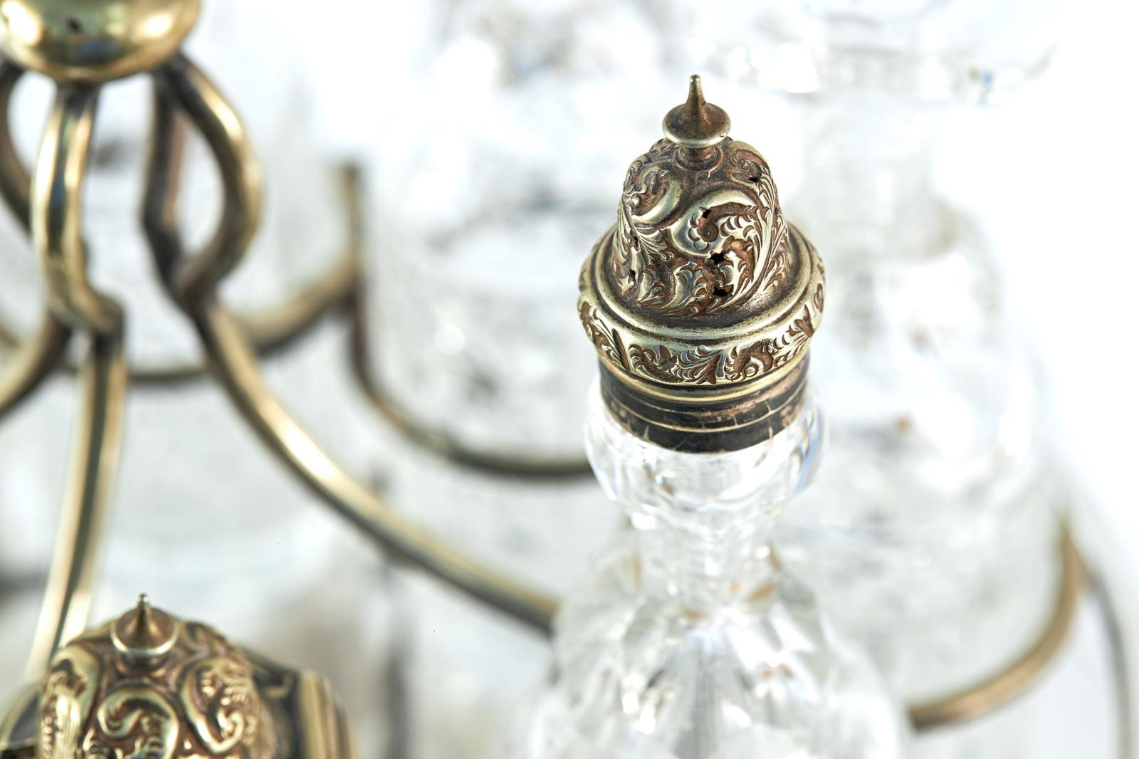 20ième siècle Grand ensemble de burettes ovales de qualité ancienne de 8 pièces en métal argenté en vente