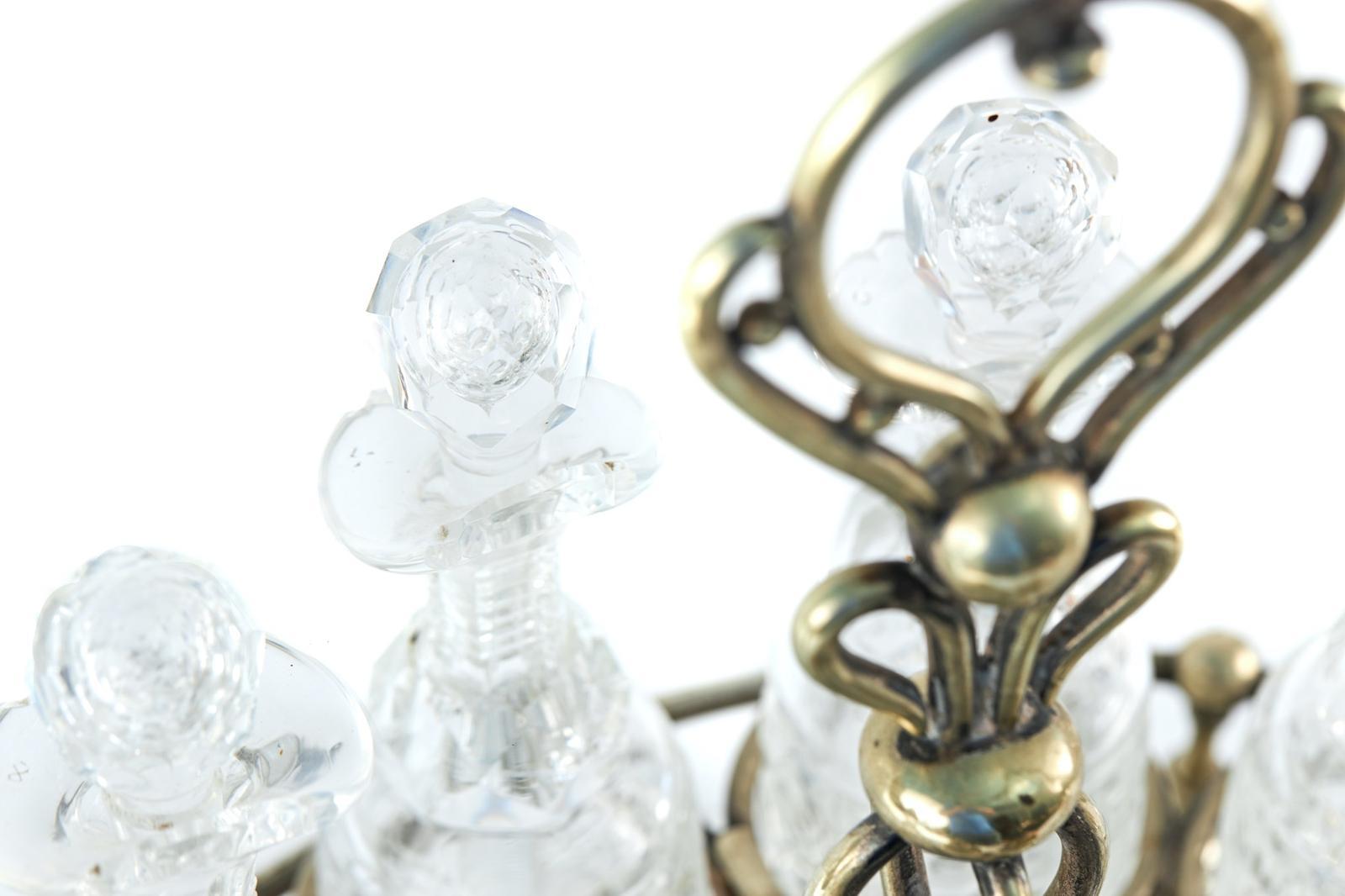 Verre Grand ensemble de burettes ovales de qualité ancienne de 8 pièces en métal argenté en vente