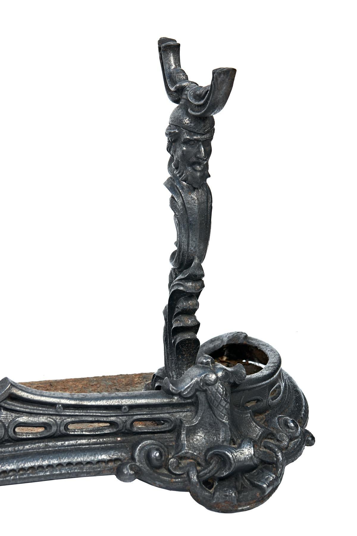 XVIIIe siècle Grand ensemble de burettes ovales de 8 pièces en métal argenté de qualité ancienne, avec un grand format ovale en vente
