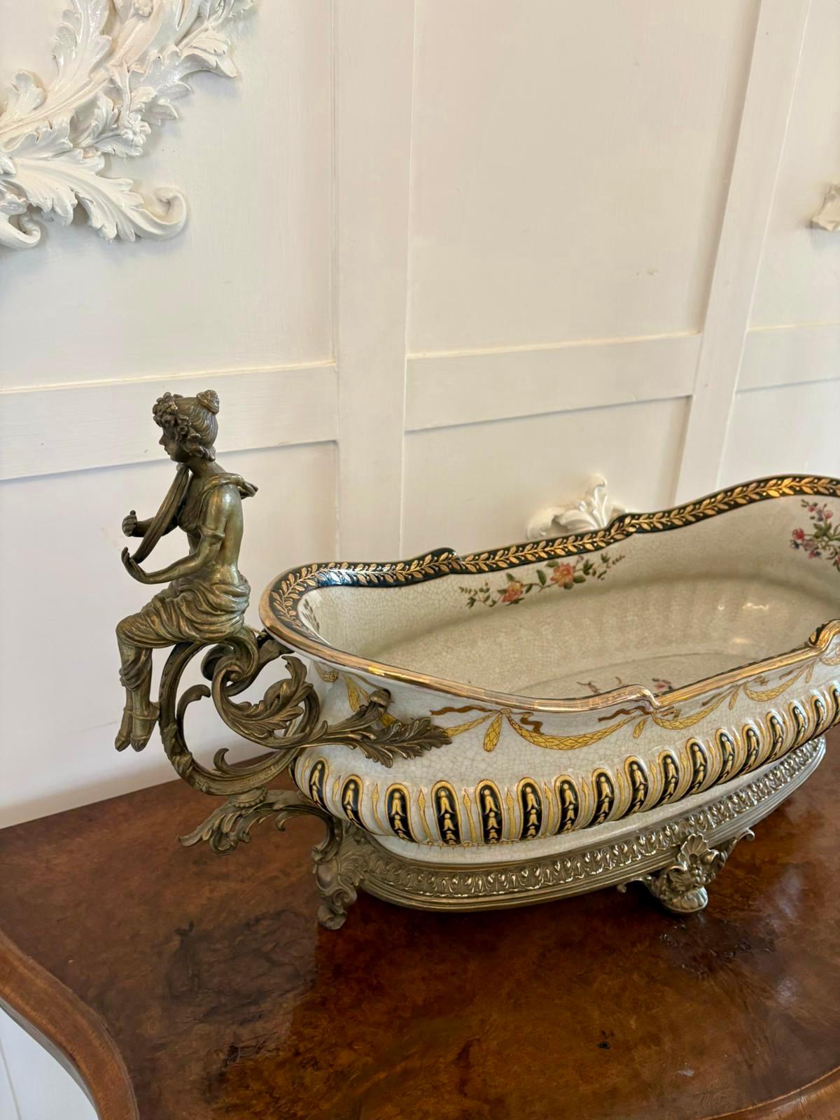Grand centre de table de qualité ancienne monté en porcelaine et laiton en vente 4