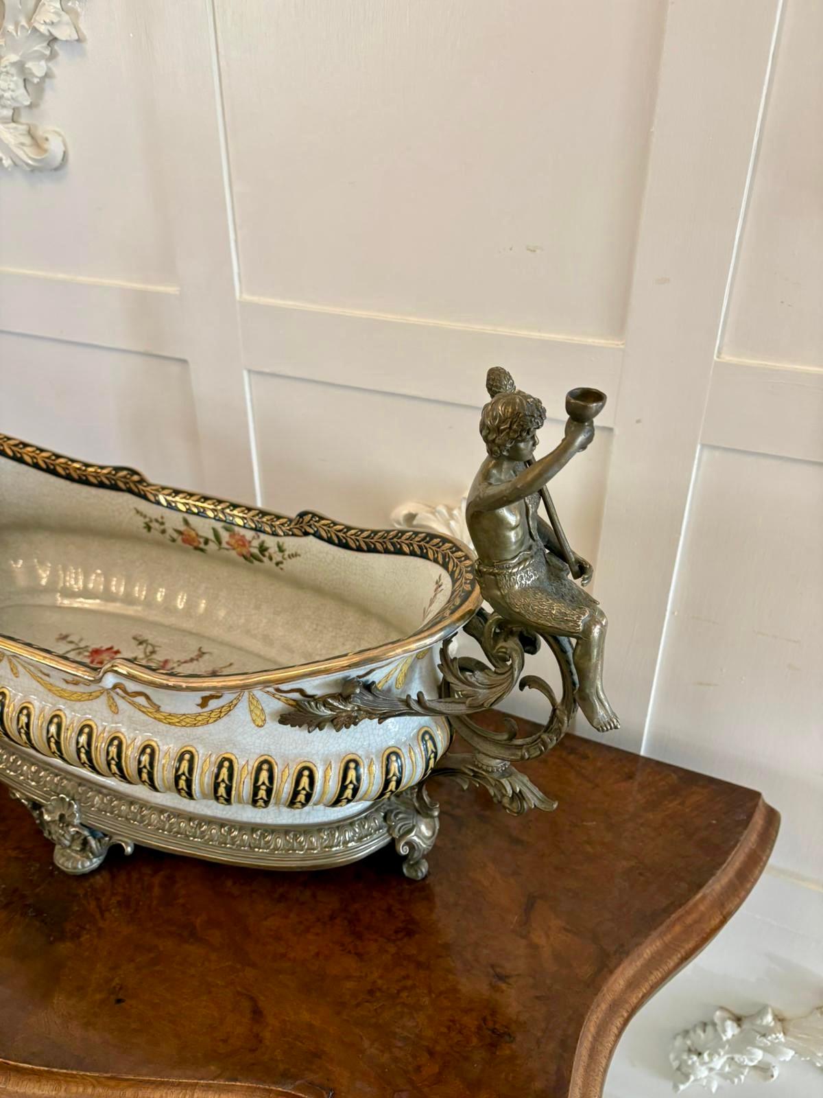 Grand centre de table de qualité ancienne monté en porcelaine et laiton en vente 5