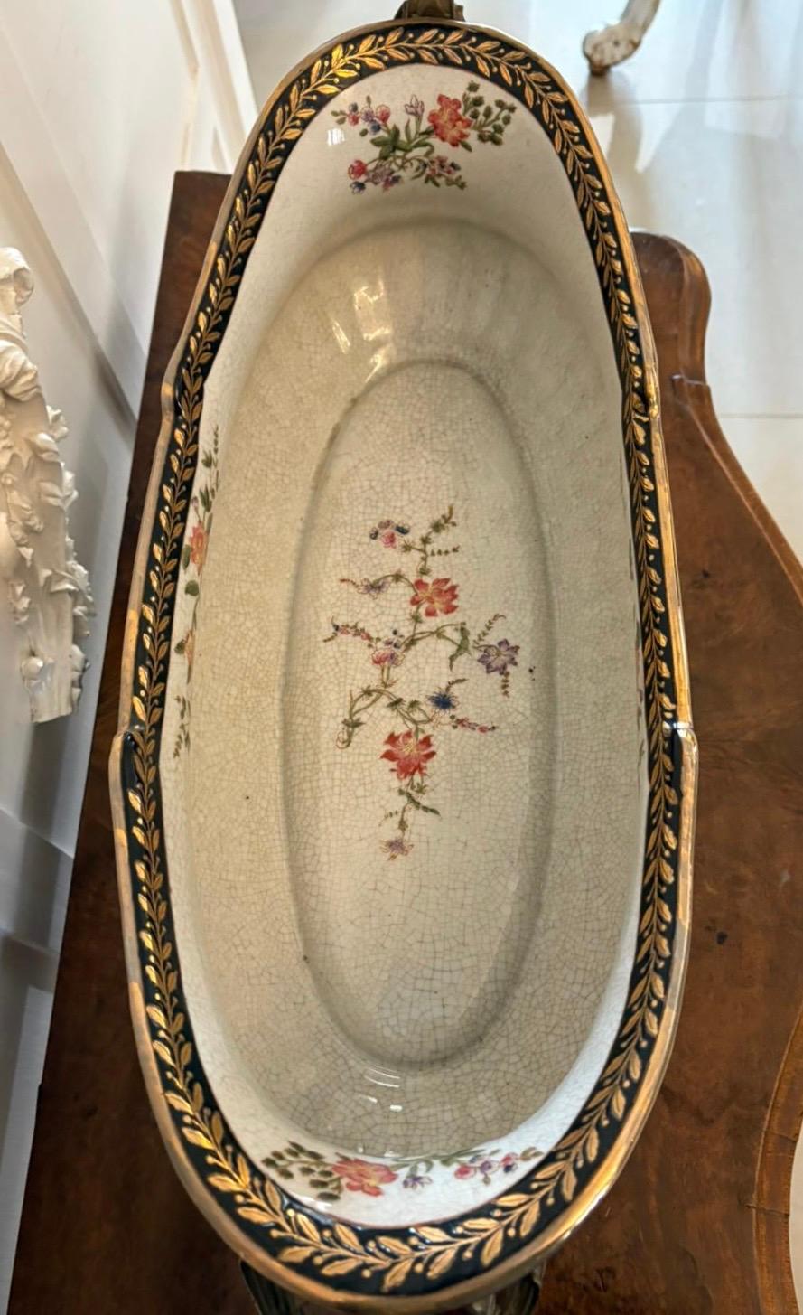 Laiton Grand centre de table de qualité ancienne monté en porcelaine et laiton en vente