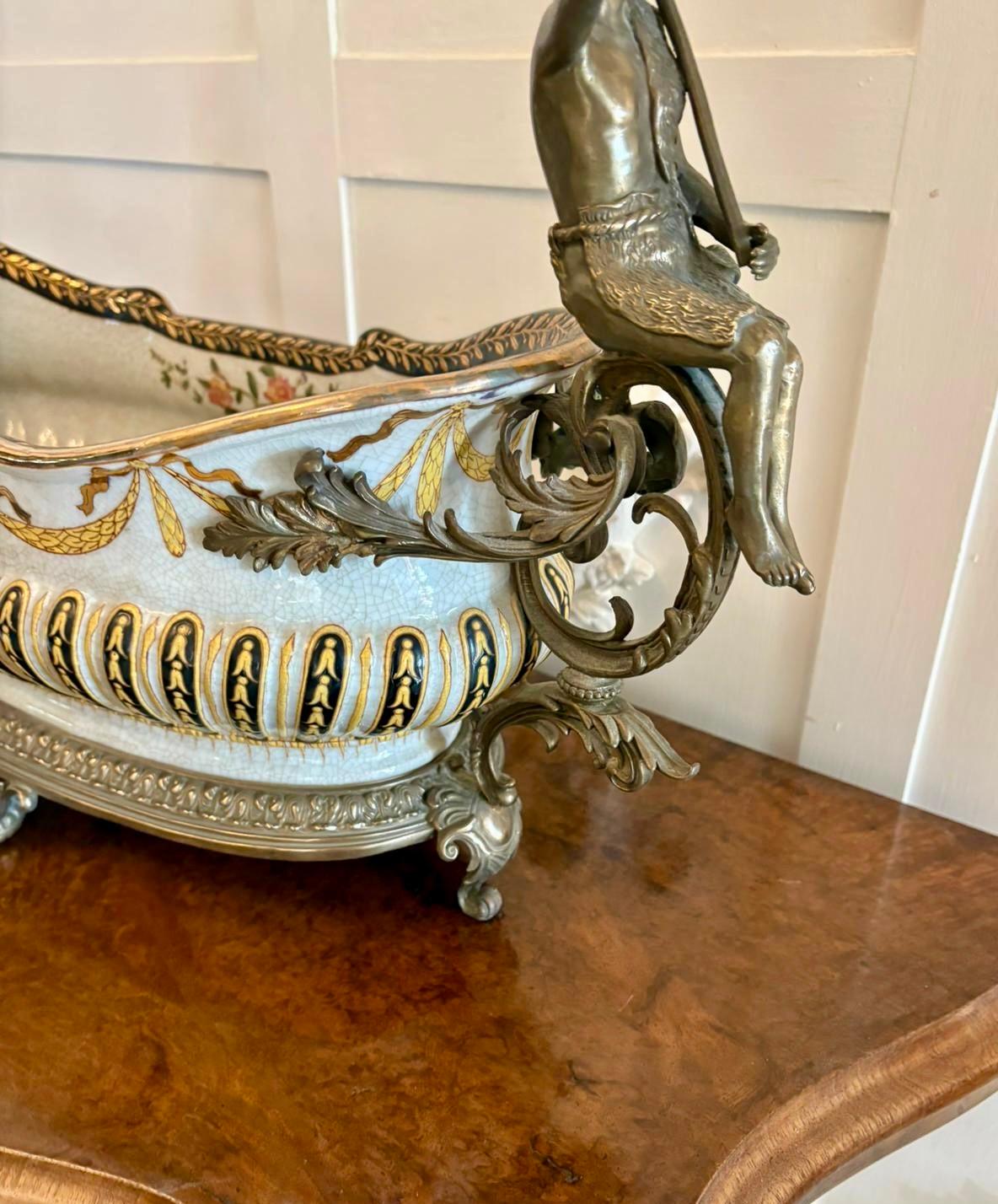 Grand centre de table de qualité ancienne monté en porcelaine et laiton en vente 1