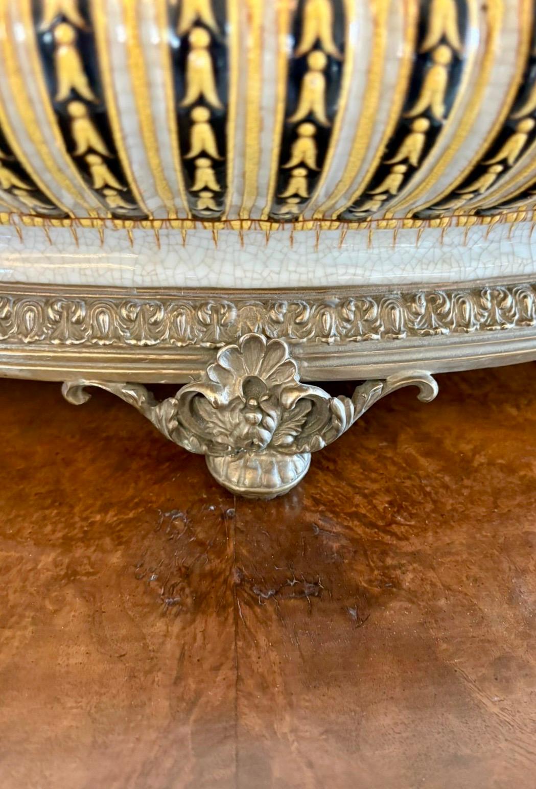 Grand centre de table de qualité ancienne monté en porcelaine et laiton en vente 2