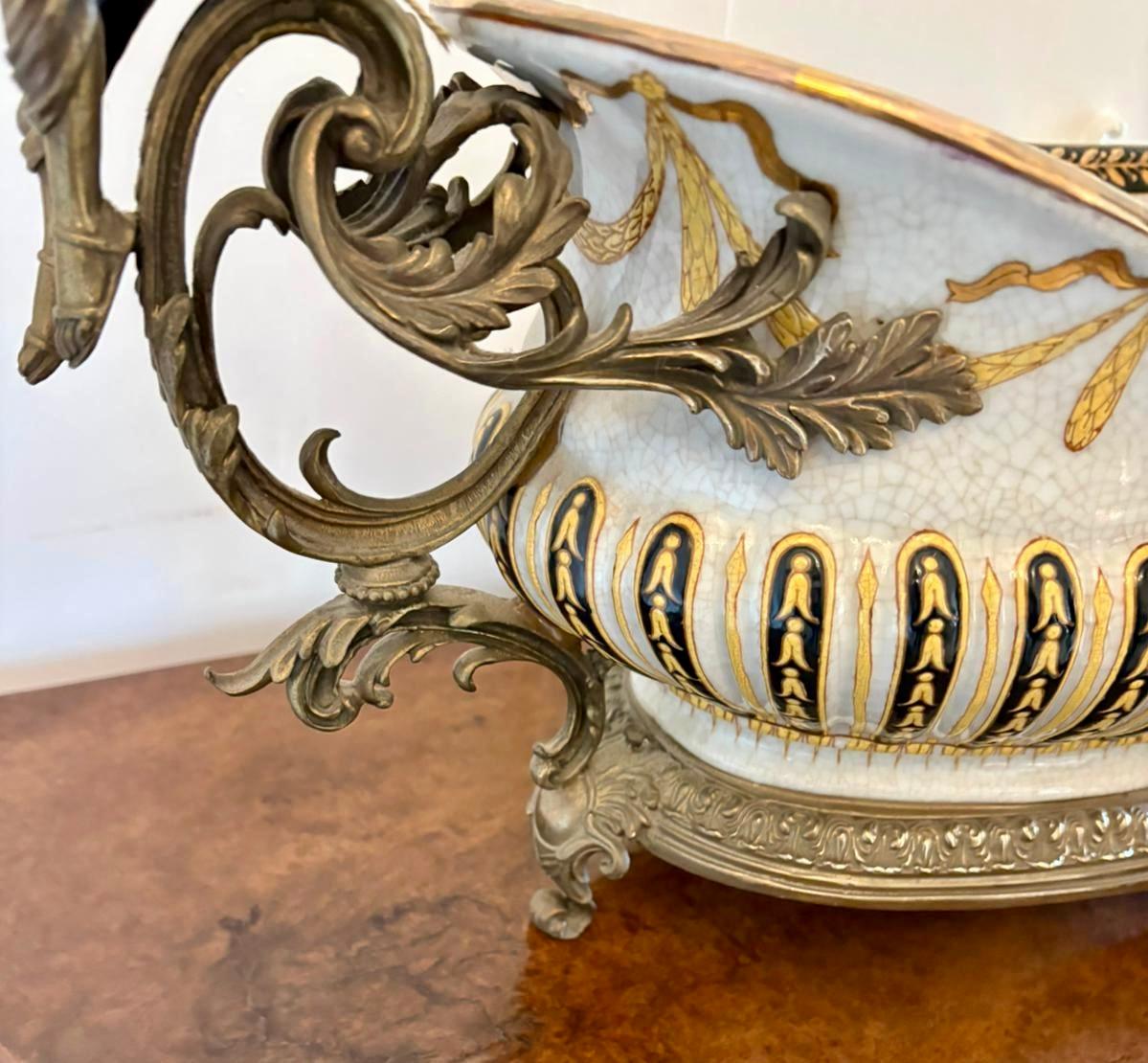Grand centre de table de qualité ancienne monté en porcelaine et laiton en vente 3
