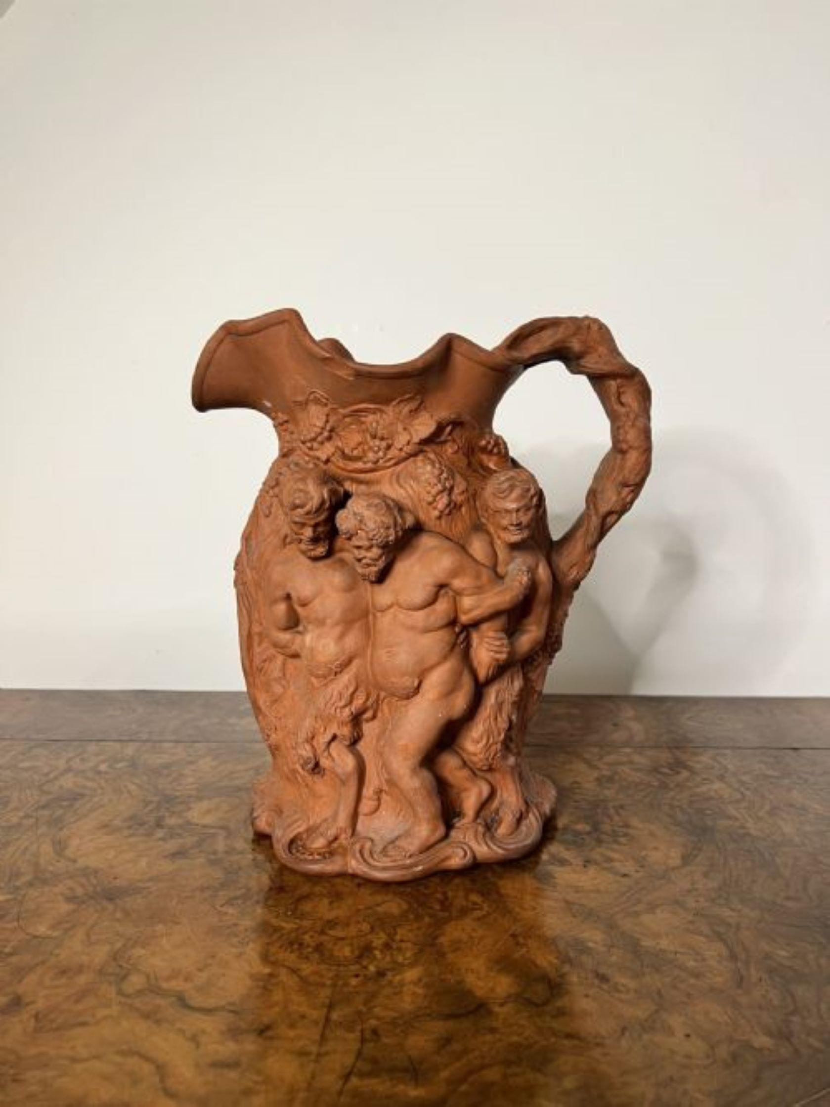 Großer Terrakottakrug in antiker Qualität mit Reliefdarstellungen von Bacchus und einem geformten Henkel auf der Rückseite. 
Leider ist bei einer der Figuren eines der Beine gebrochen.

