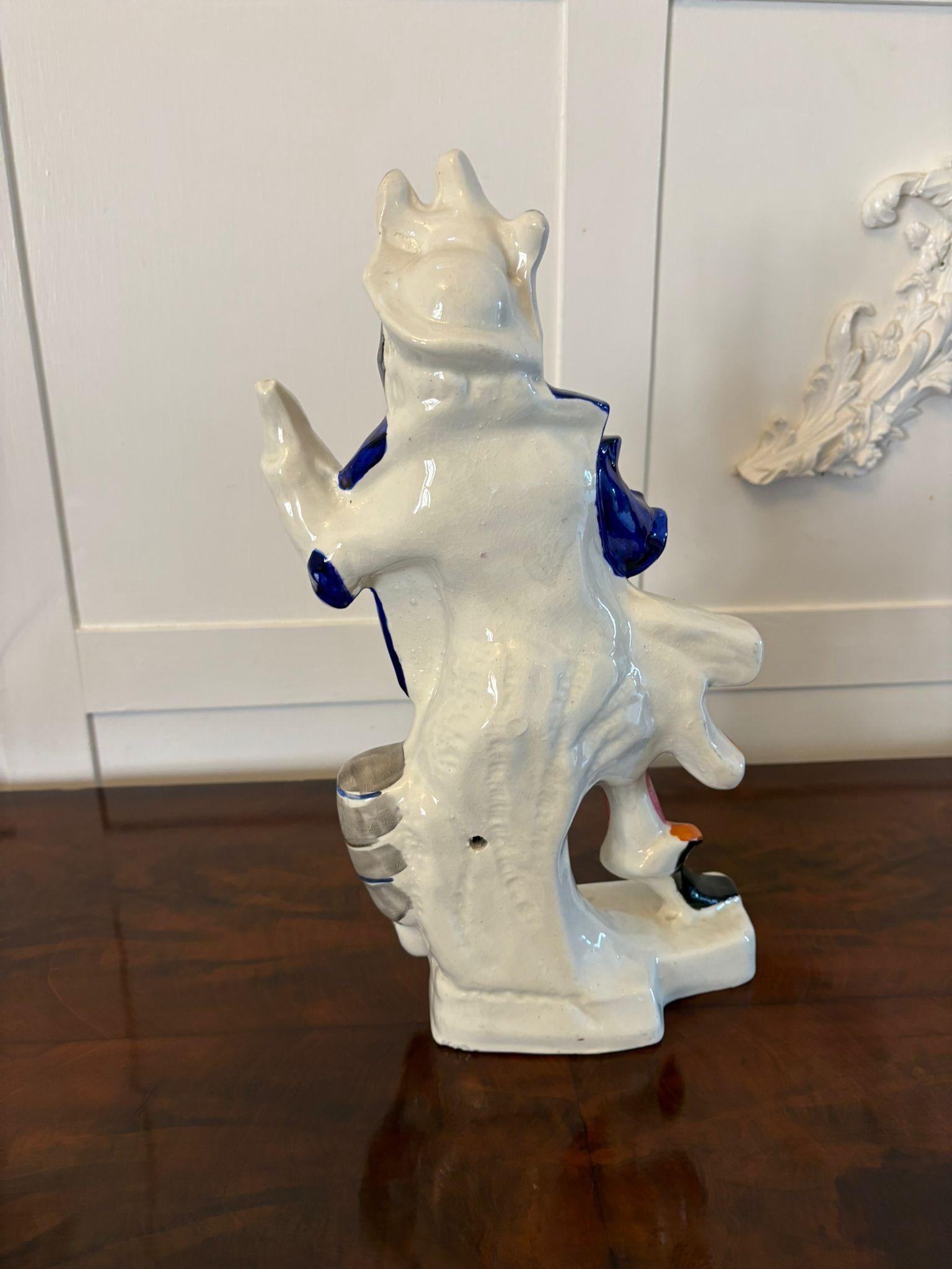 Grande figura antica di qualità dello Staffordshire con retro piatto di Will Watch Contrabbandiere In condizioni buone in vendita a Suffolk, GB