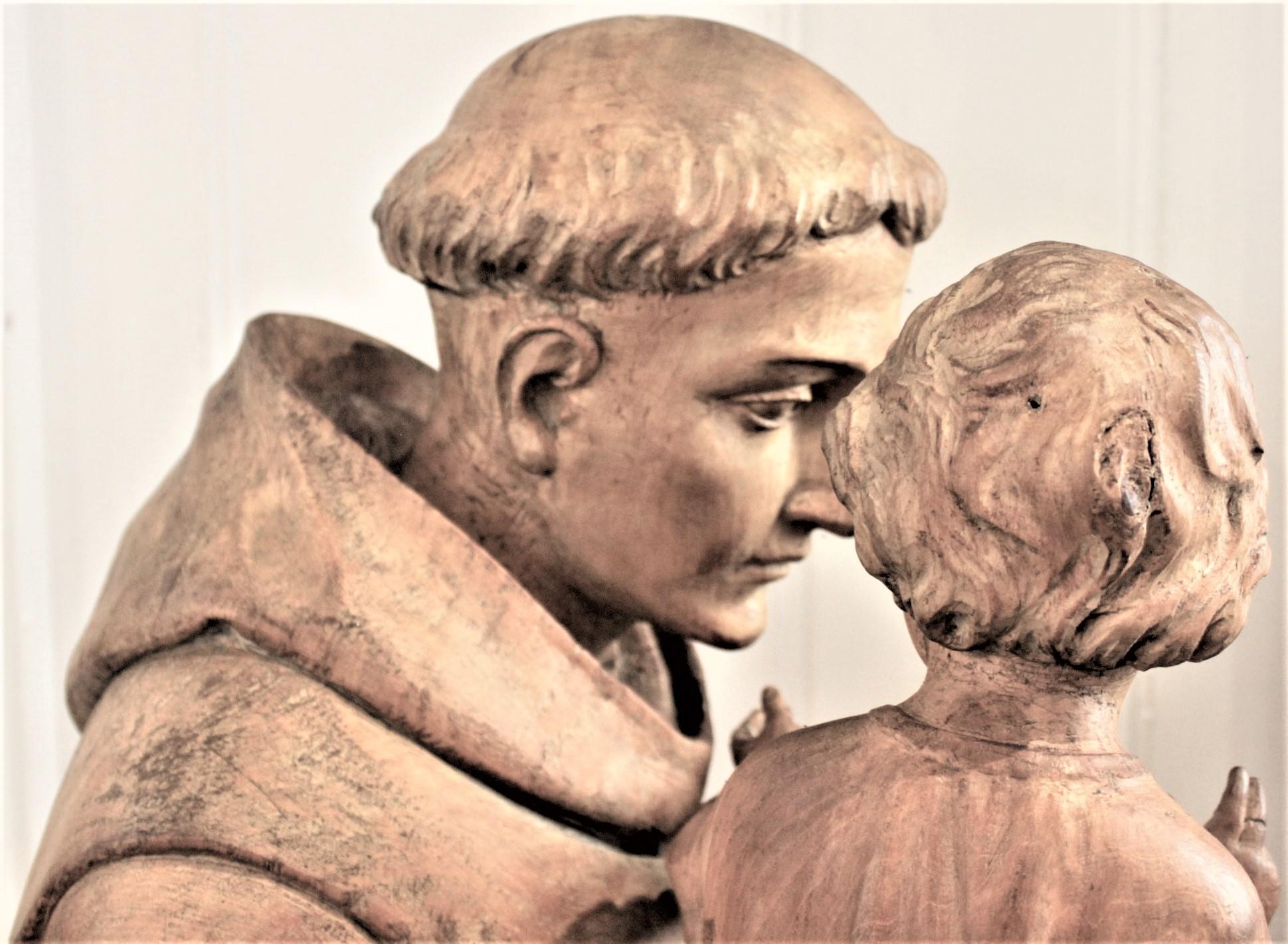 Sculpté à la main Grande sculpture canadienne ancienne en bois sculptée à la main représentant Saint Antoine et Jésus en vente