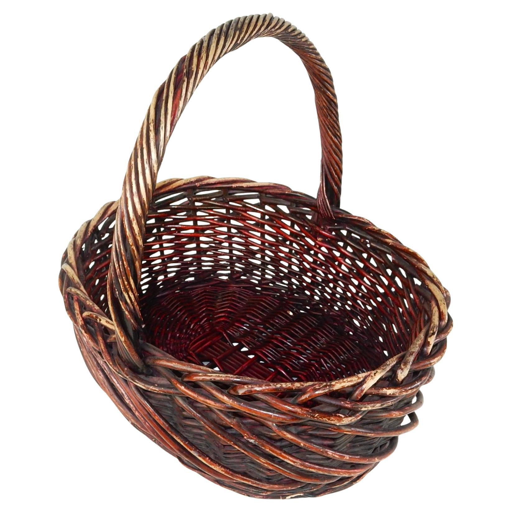 Großer antiker Rattan Schilf Gathering Zeitschriftenkorb, roter Weinfarben gebeizt (Böhmisch) im Angebot
