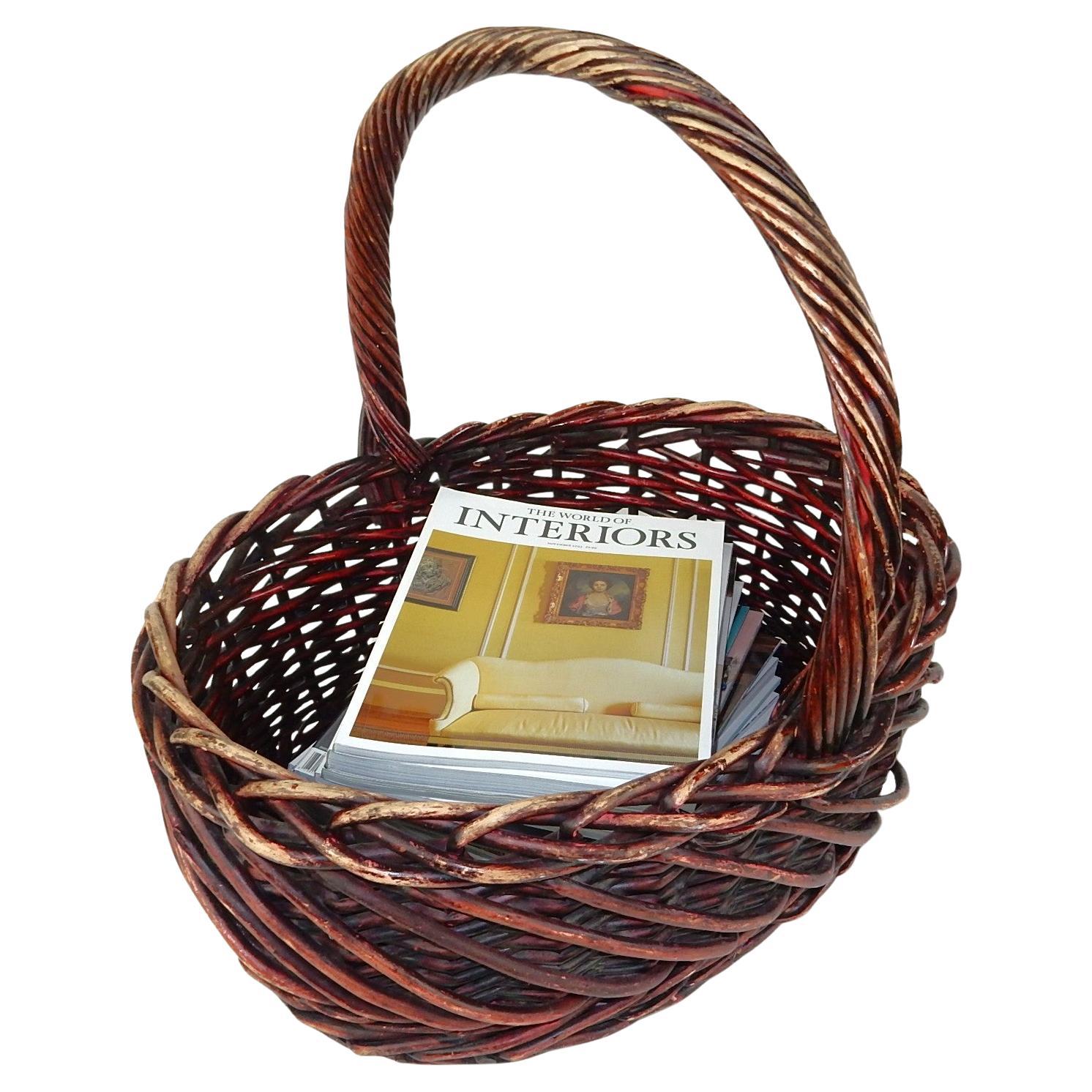 Großer antiker Rattan Schilf Gathering Zeitschriftenkorb, roter Weinfarben gebeizt (Handgefertigt) im Angebot