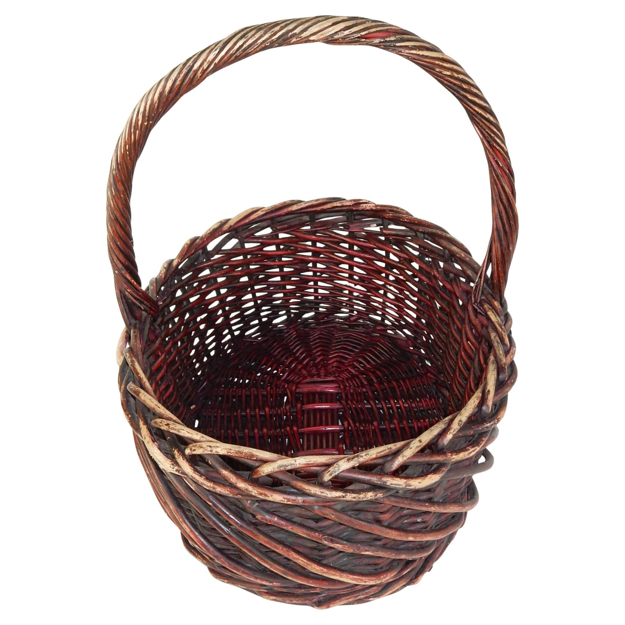 Großer antiker Rattan Schilf Gathering Zeitschriftenkorb, roter Weinfarben gebeizt im Zustand „Relativ gut“ im Angebot in Las Vegas, NV