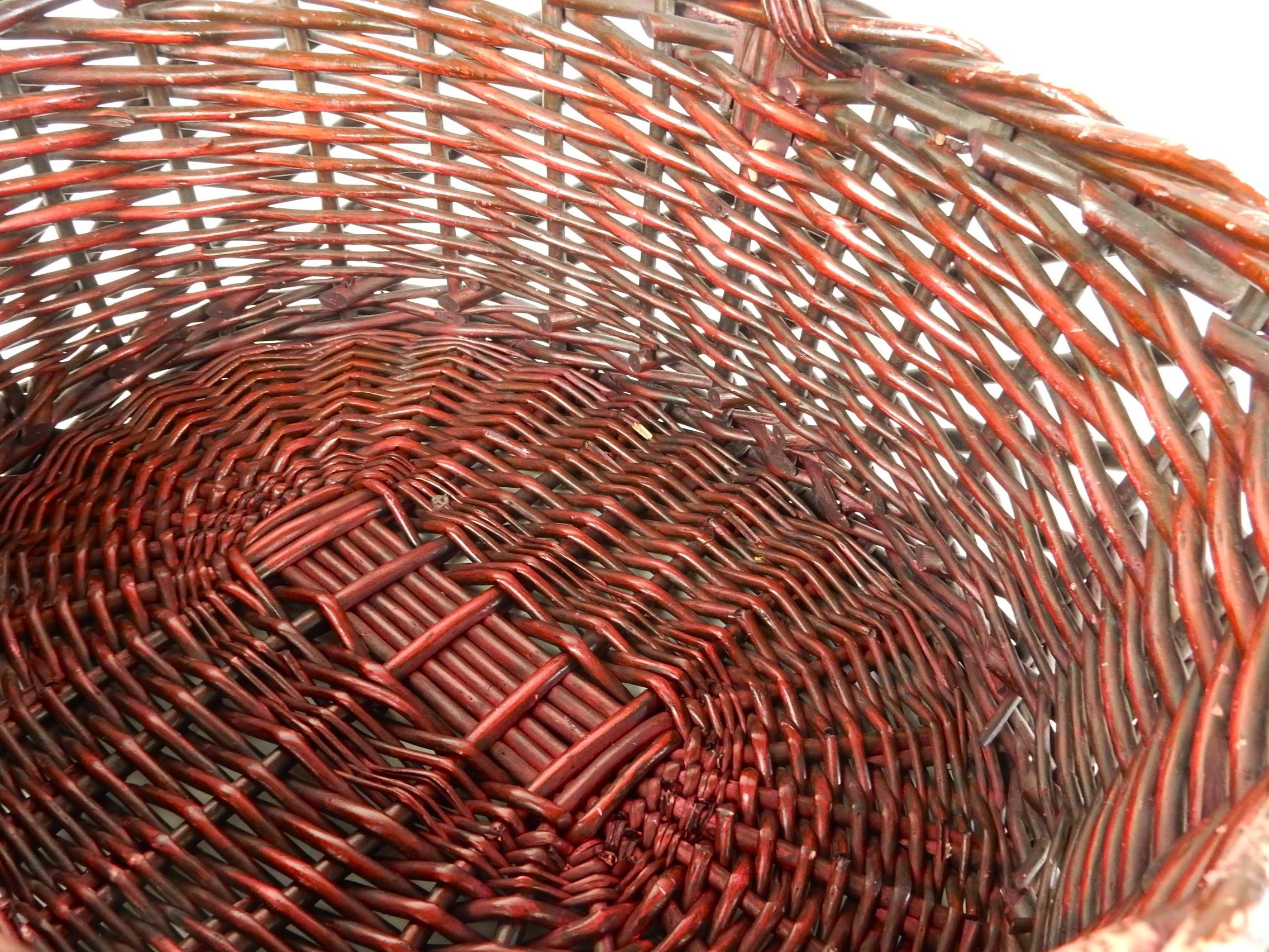 Großer antiker Rattan Schilf Gathering Zeitschriftenkorb, roter Weinfarben gebeizt (20. Jahrhundert) im Angebot