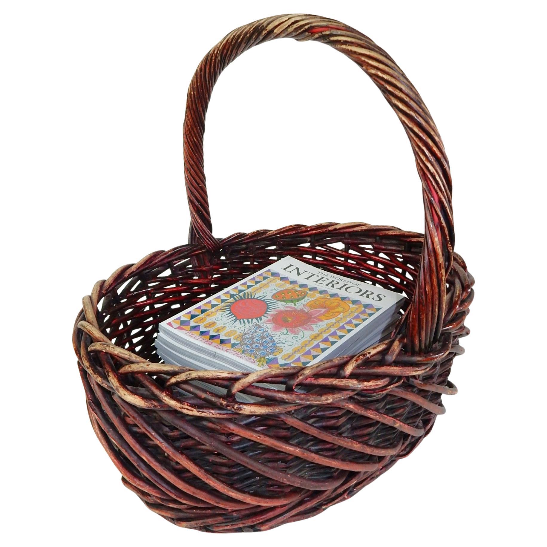 Großer antiker Rattan Schilf Gathering Zeitschriftenkorb, roter Weinfarben gebeizt im Angebot