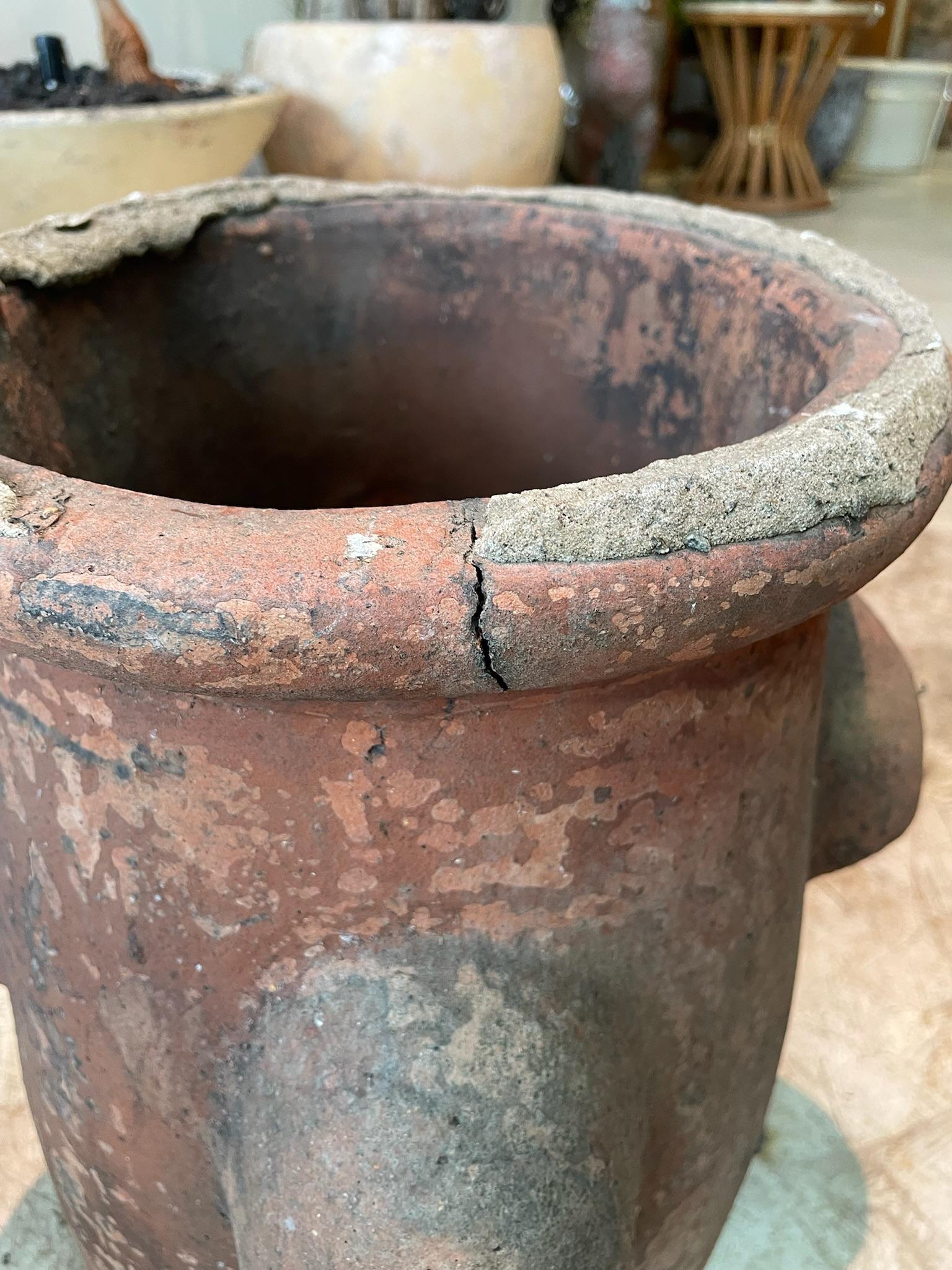 Große antike rote Terrakotta Schornstein Topf mit gerollten Rand und gealterte Oberfläche Patina (Rustikal) im Angebot