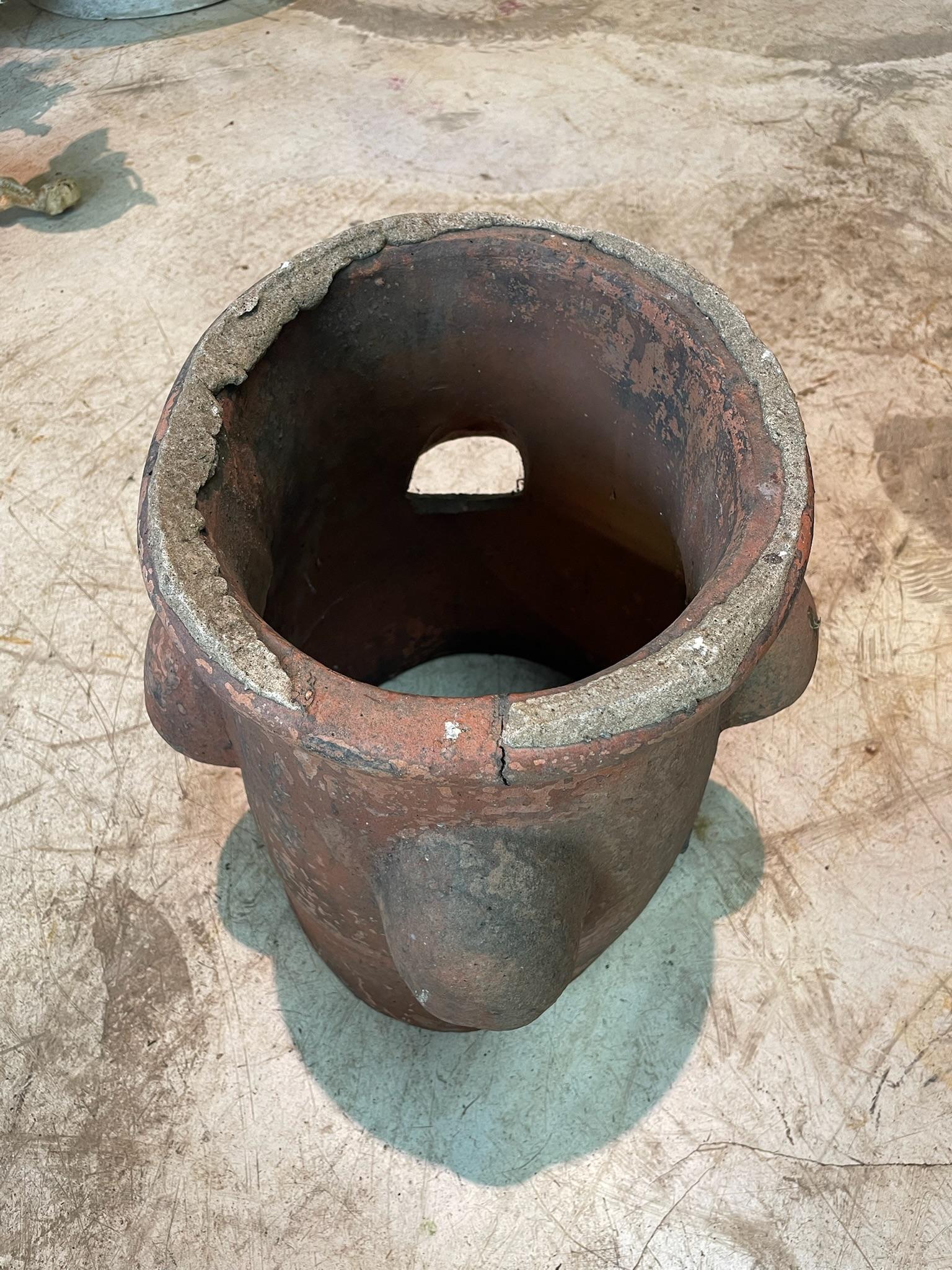 Große antike rote Terrakotta Schornstein Topf mit gerollten Rand und gealterte Oberfläche Patina (Englisch) im Angebot