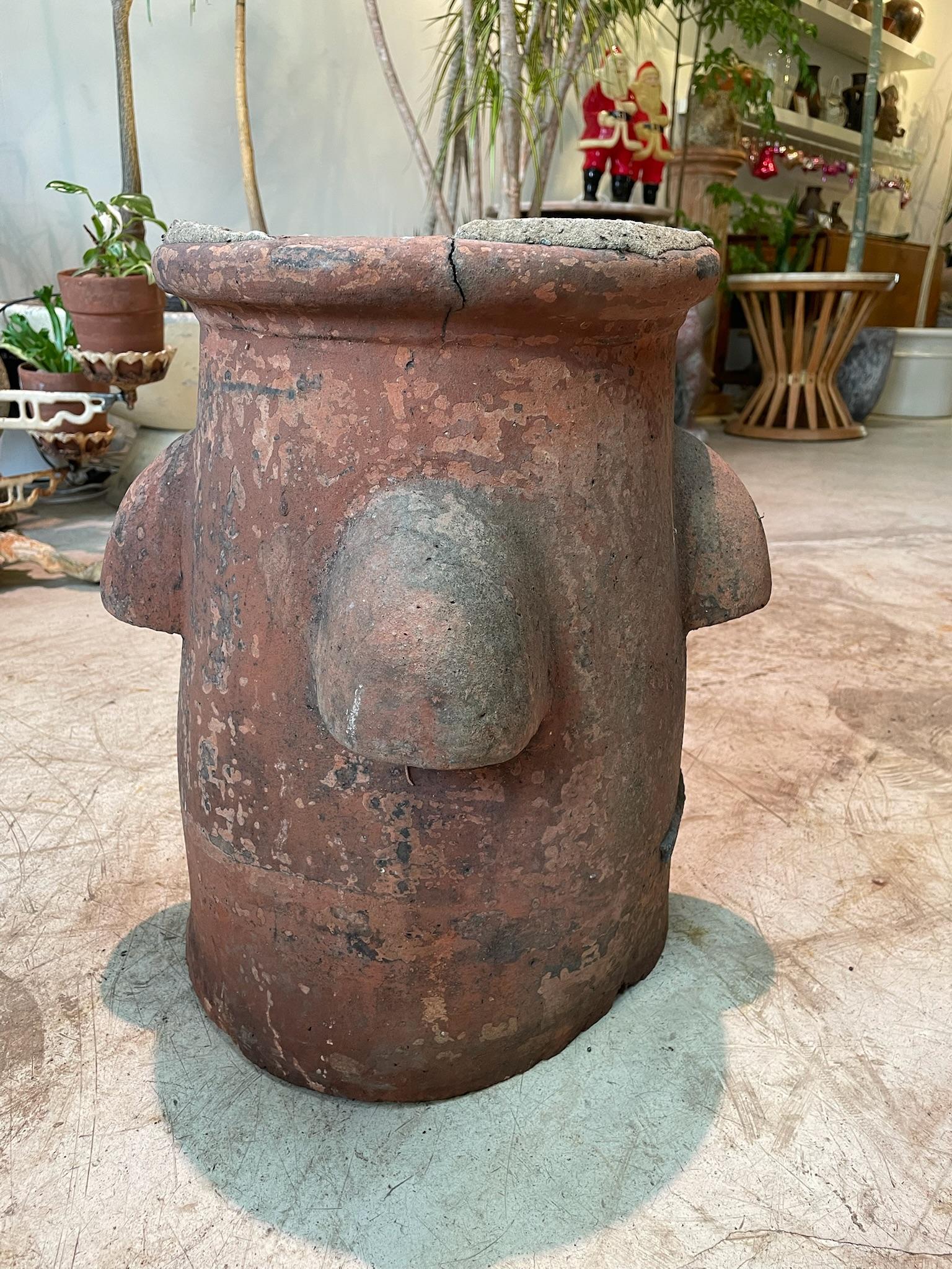 Große antike rote Terrakotta Schornstein Topf mit gerollten Rand und gealterte Oberfläche Patina (Gebrannt) im Angebot