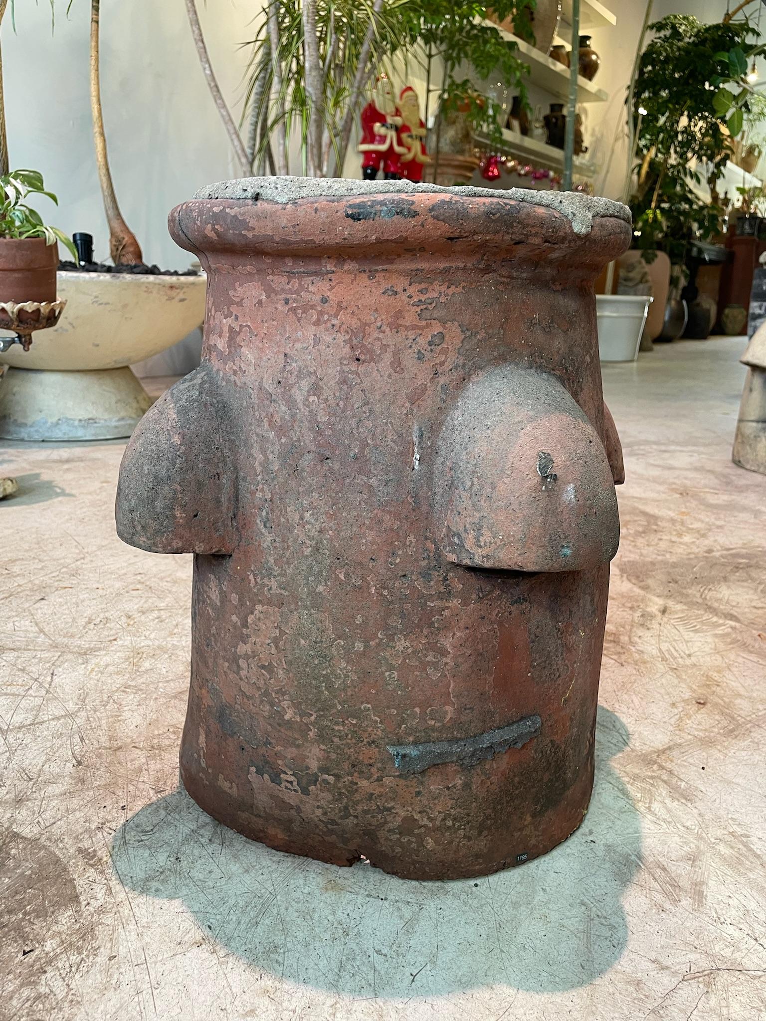 Große antike rote Terrakotta Schornstein Topf mit gerollten Rand und gealterte Oberfläche Patina im Zustand „Gut“ im Angebot in West Hollywood, CA