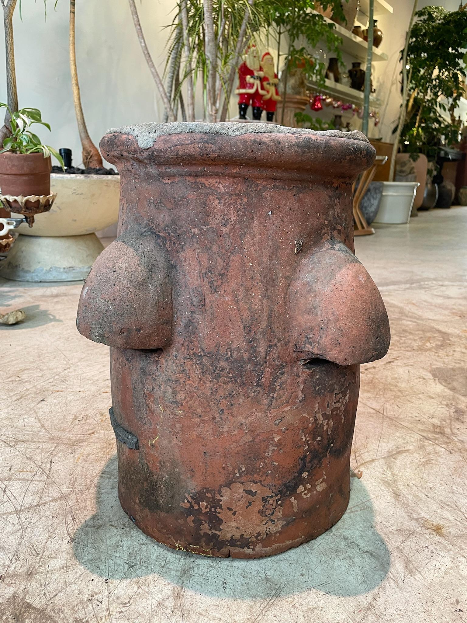 Große antike rote Terrakotta Schornstein Topf mit gerollten Rand und gealterte Oberfläche Patina (19. Jahrhundert) im Angebot