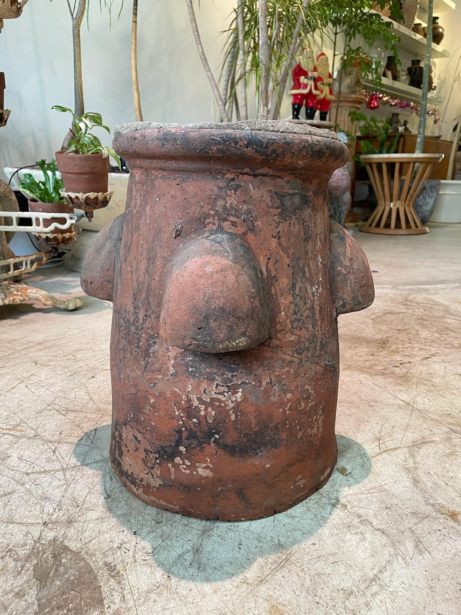 Große antike rote Terrakotta Schornstein Topf mit gerollten Rand und gealterte Oberfläche Patina (Ton) im Angebot