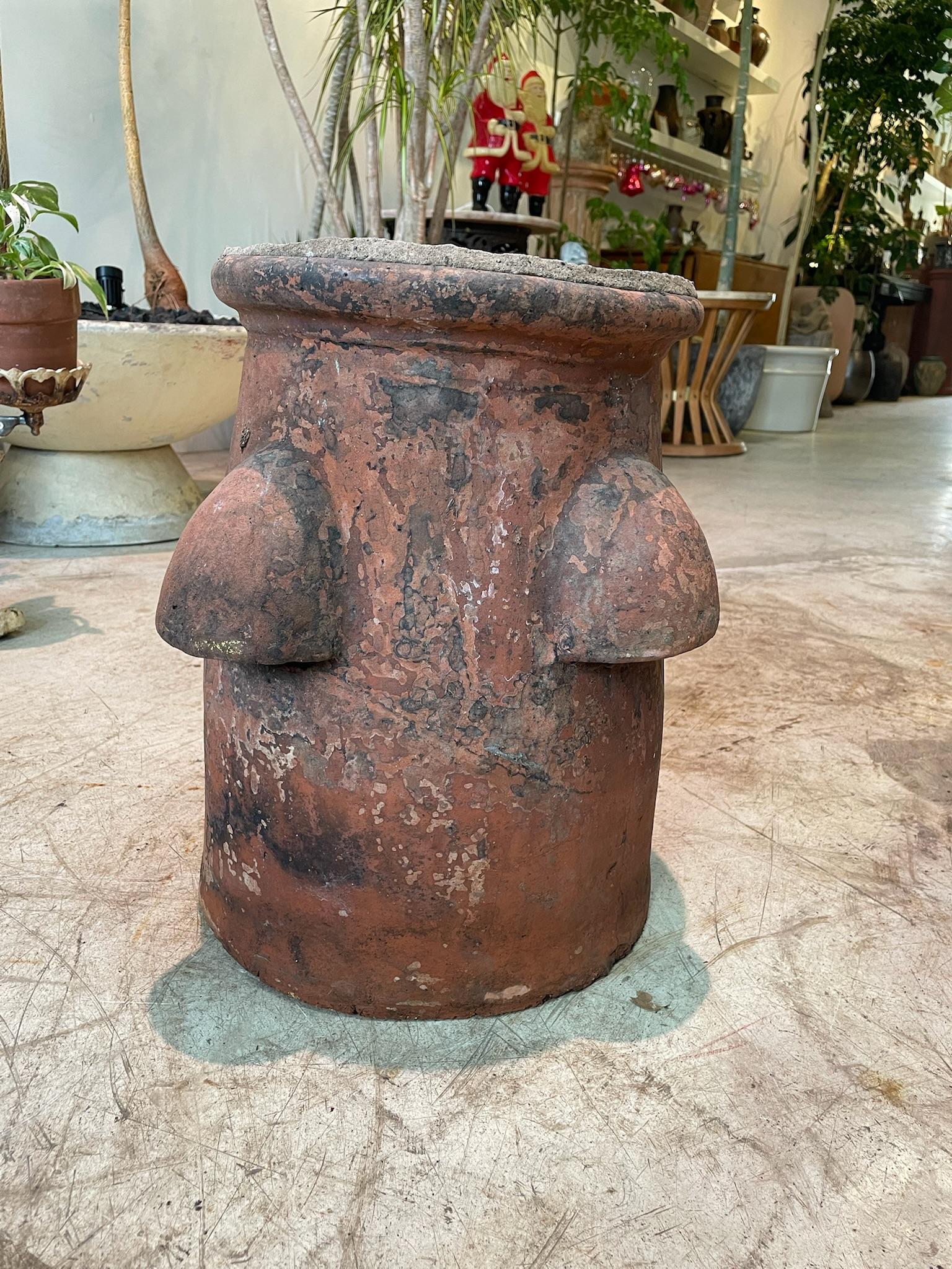 Große antike rote Terrakotta Schornstein Topf mit gerollten Rand und gealterte Oberfläche Patina im Angebot 1