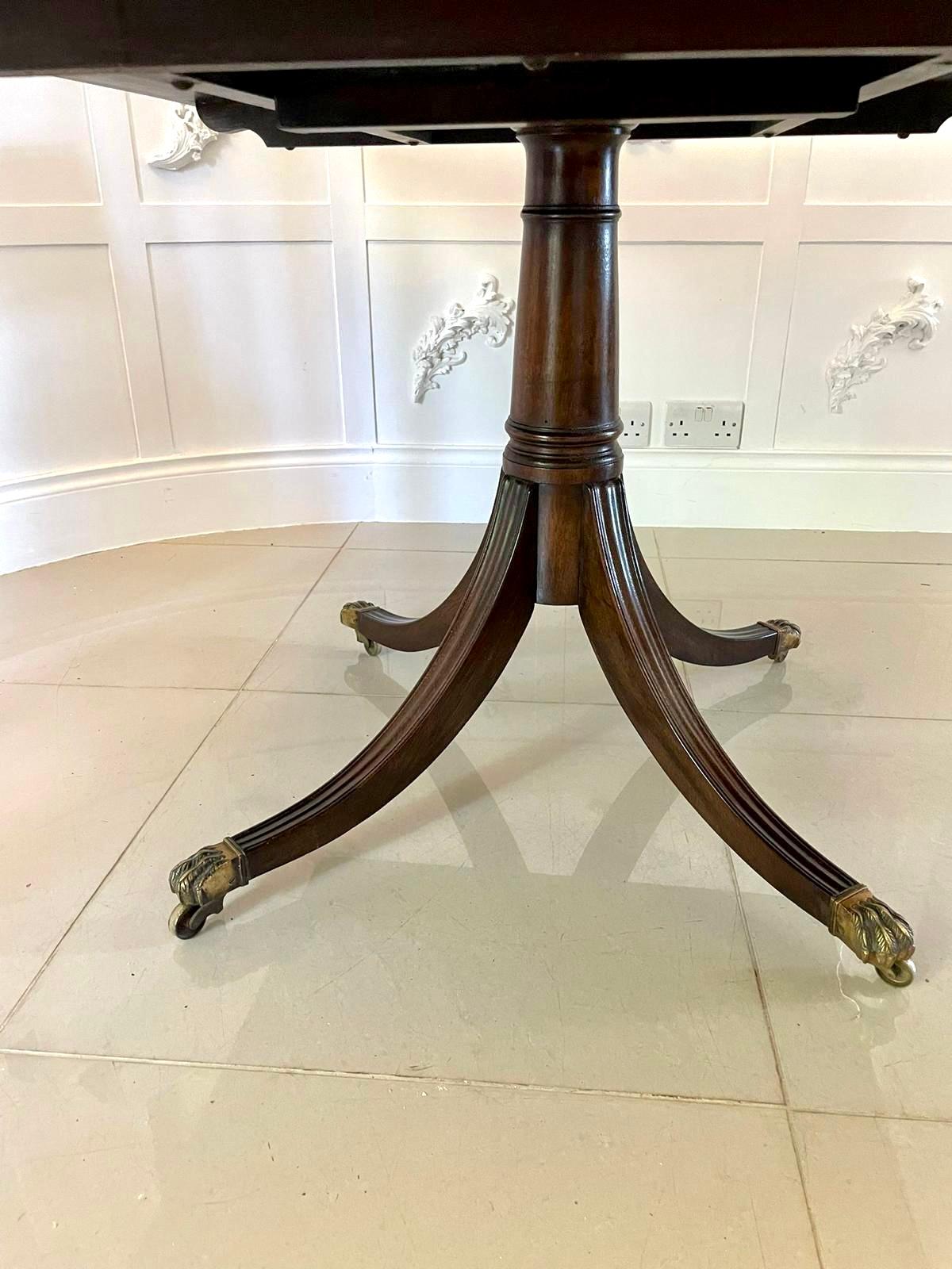 Grande Regency ancienne  Table de salle à manger en acajou figuré de qualité exceptionnelle en vente 4