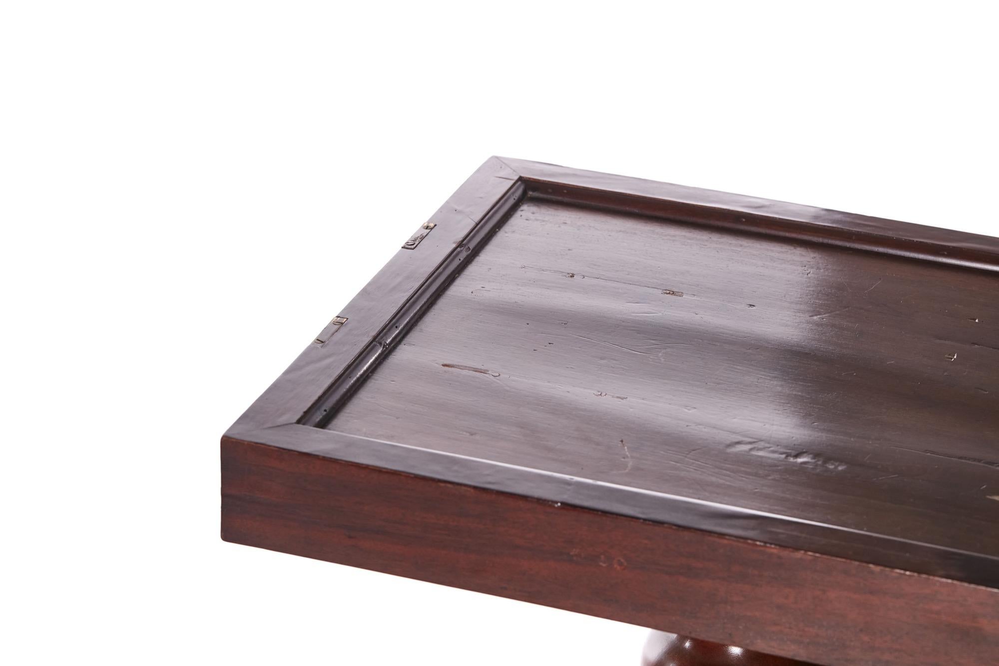 Anglais Grande table centrale ancienne en acajou de qualité Régence en vente