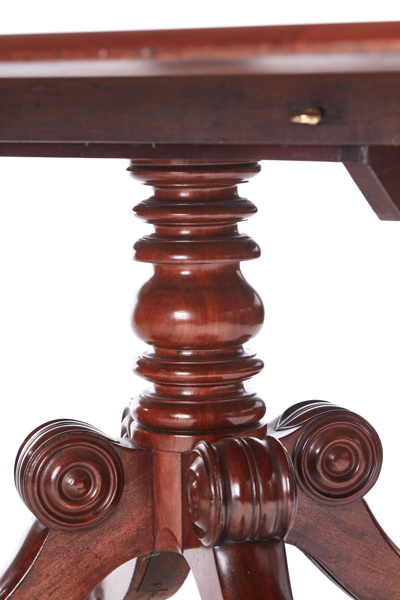 Milieu du XIXe siècle Grande table centrale ancienne en acajou de qualité Régence en vente