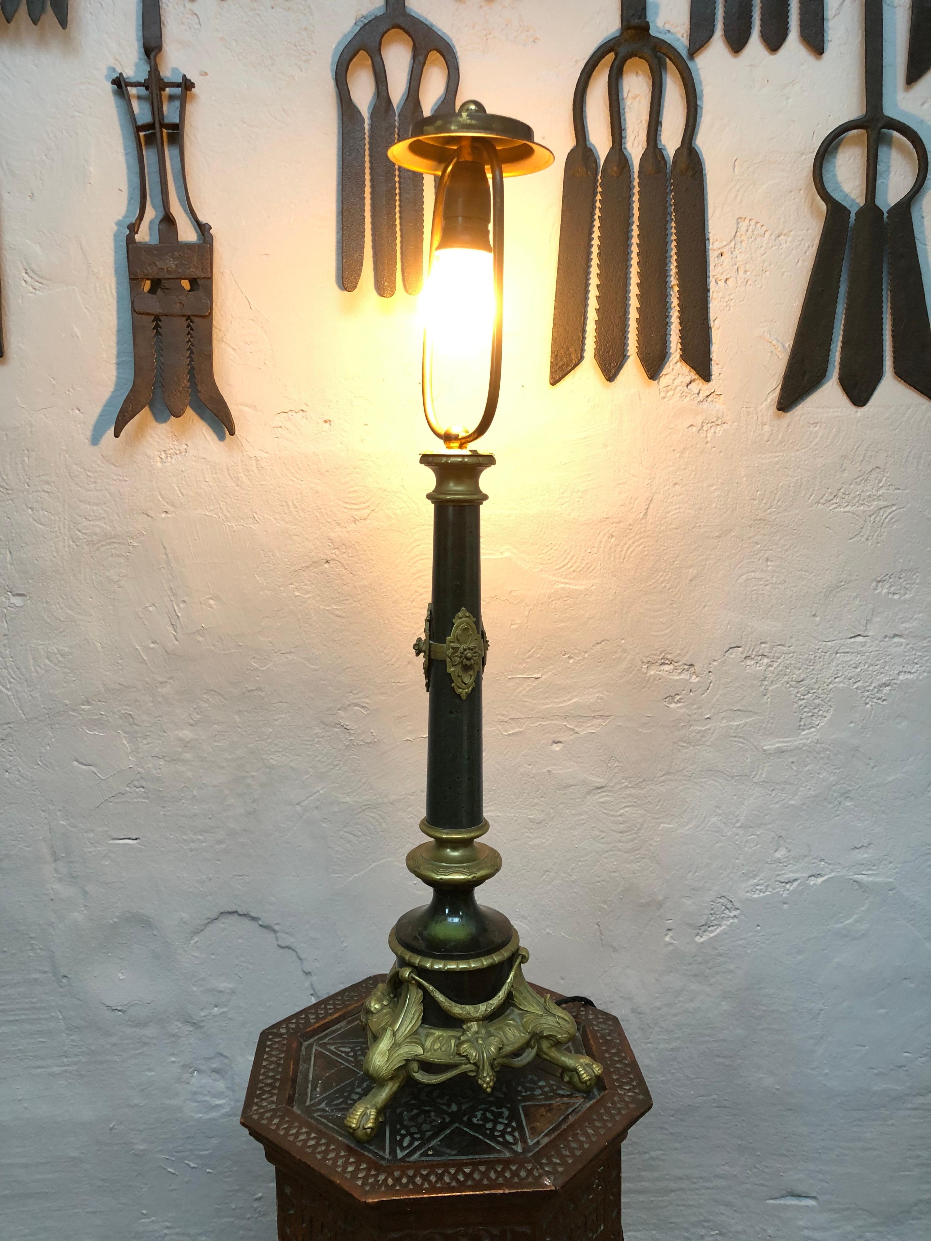 Große antike Regency-Tischlampe aus Messing und poliertem schwarzem Marmor im Angebot 4