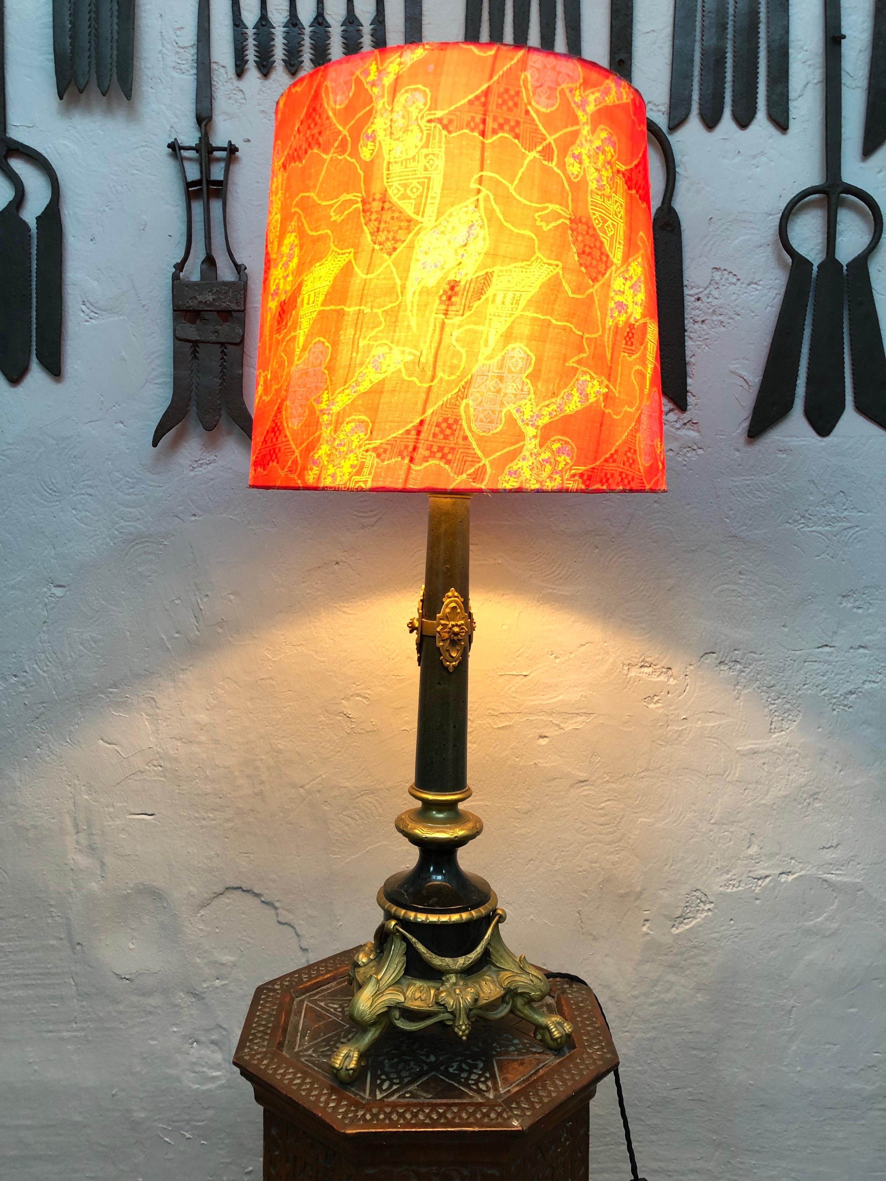 Ich freue mich, diese schöne antike Regency-Tischlampe zum Verkauf anbieten zu können. 
Sockel aus schwarzem poliertem Marmor, auf 3 Adlerkrallen sitzend, die eine Kugel umklammern. 
Himmlisch verziert mit floralen Motiven aus Messing. 
Eine Säule