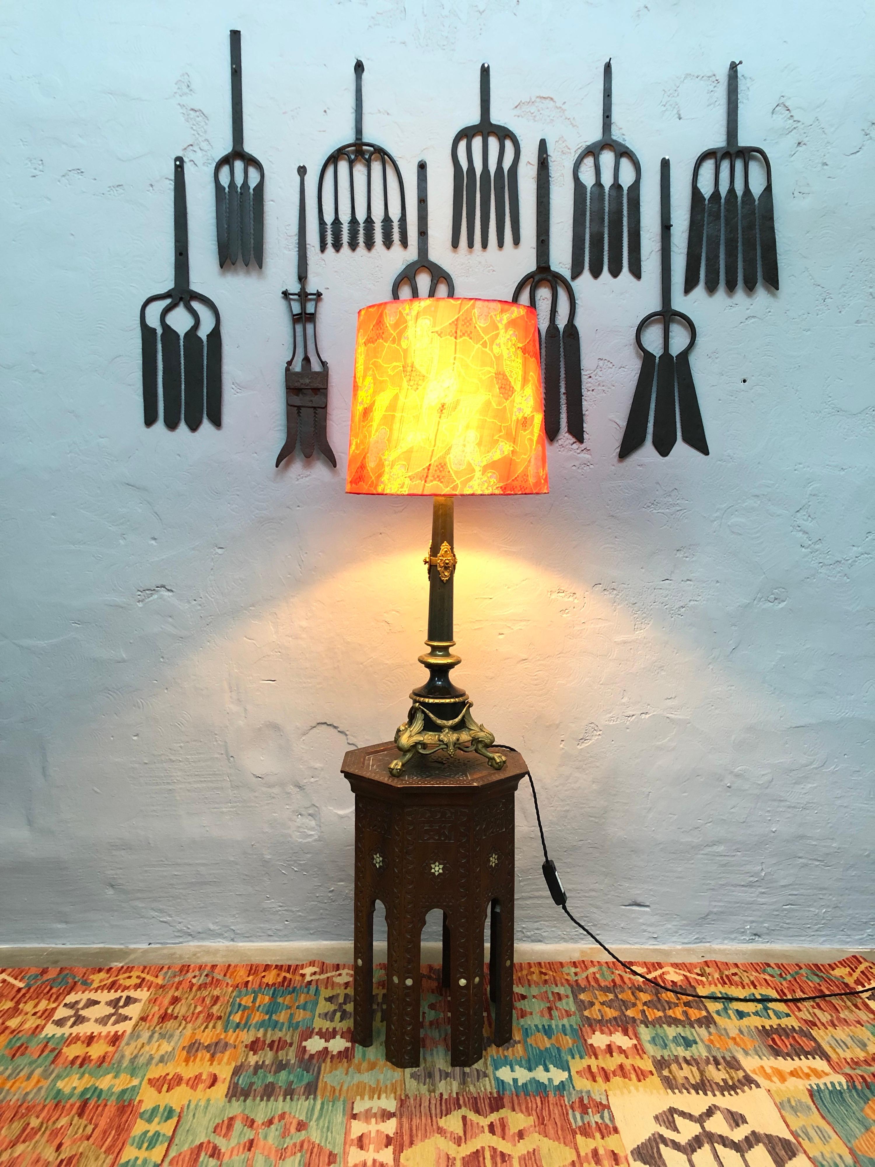 Große antike Regency-Tischlampe aus Messing und poliertem schwarzem Marmor (Hollywood Regency) im Angebot