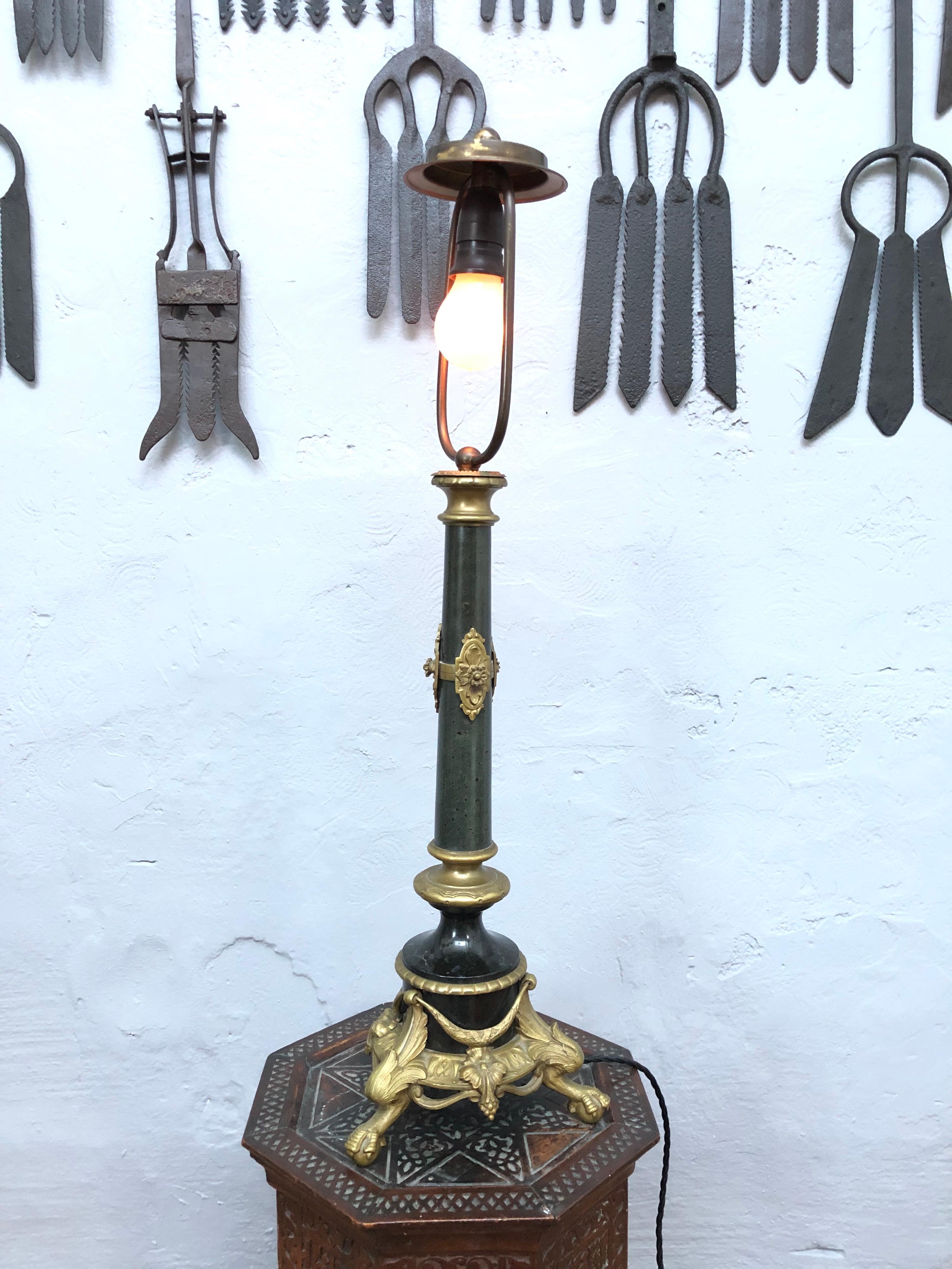 French Large Antique Regency Table Lamp in Brass And Polished Black Marble For Sale