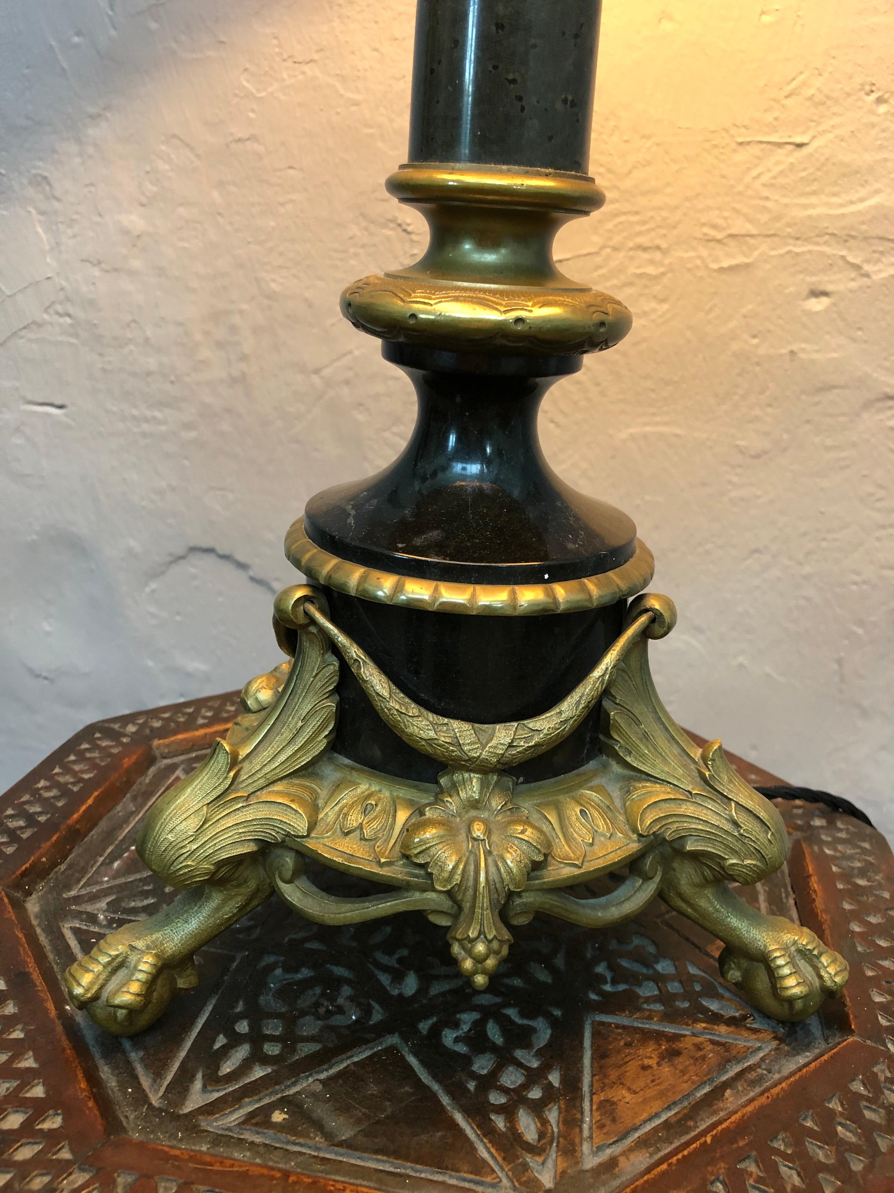 Early 20th Century Large Antique Regency Table Lamp in Brass And Polished Black Marble For Sale